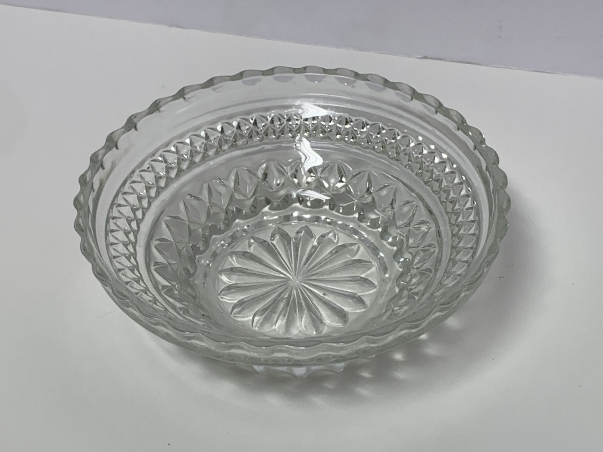 SET OF 5 ANTIQUE CRYSTAL BOWLS WITH DIAMOND CUT DETAILS - Image 6 of 8