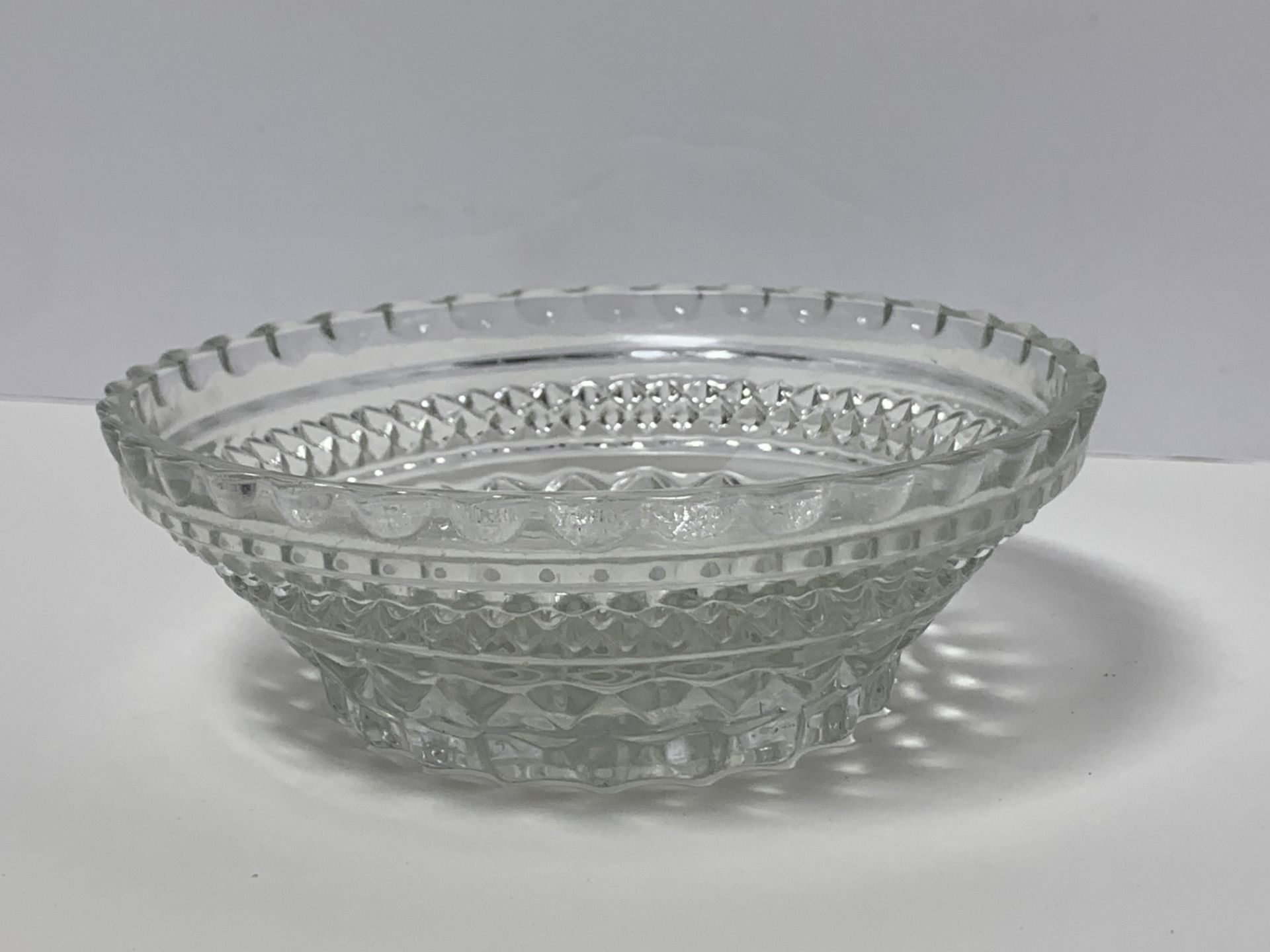 SET OF 5 ANTIQUE CRYSTAL BOWLS WITH DIAMOND CUT DETAILS - Image 7 of 8