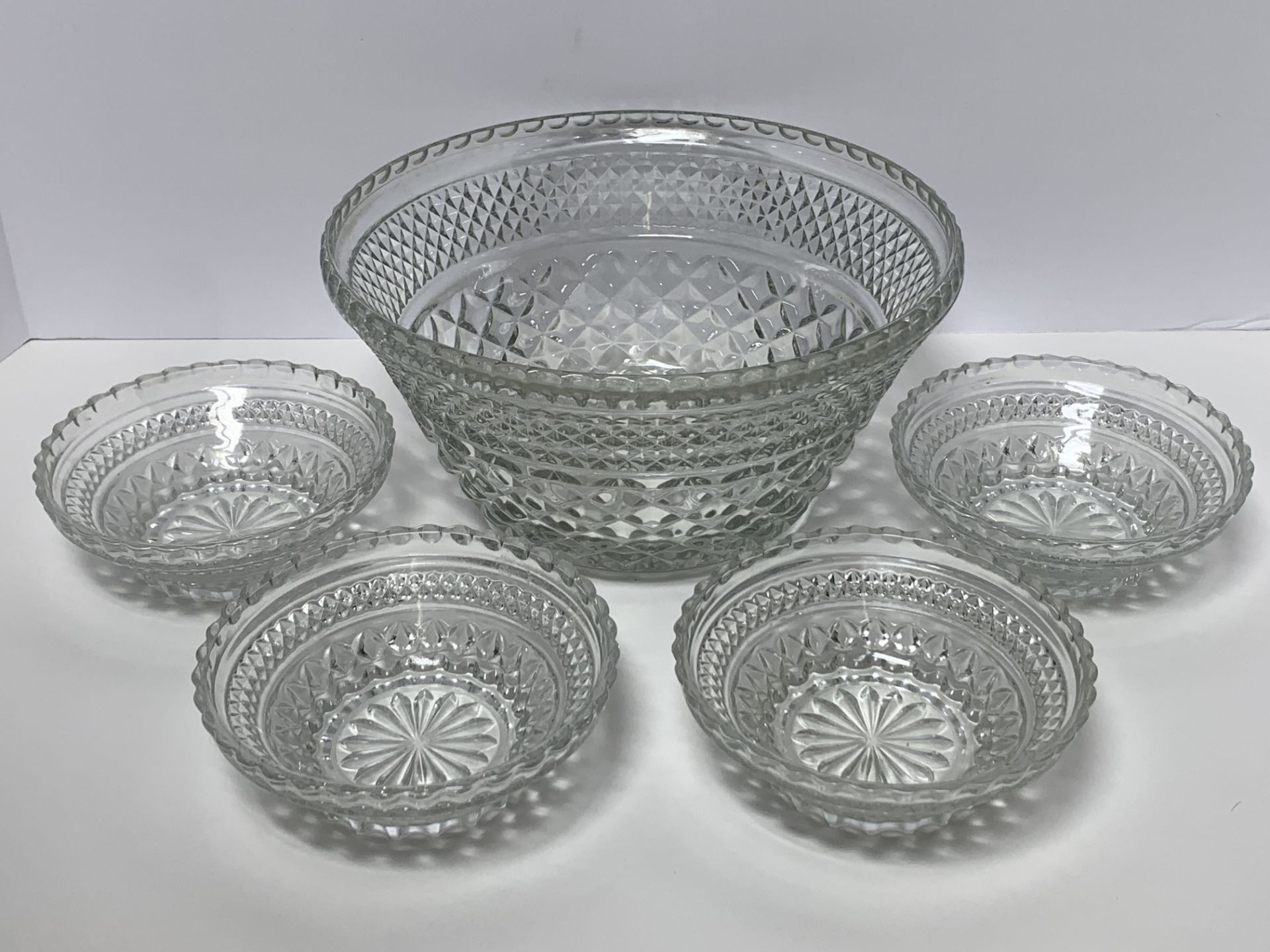 SET OF 5 ANTIQUE CRYSTAL BOWLS WITH DIAMOND CUT DETAILS