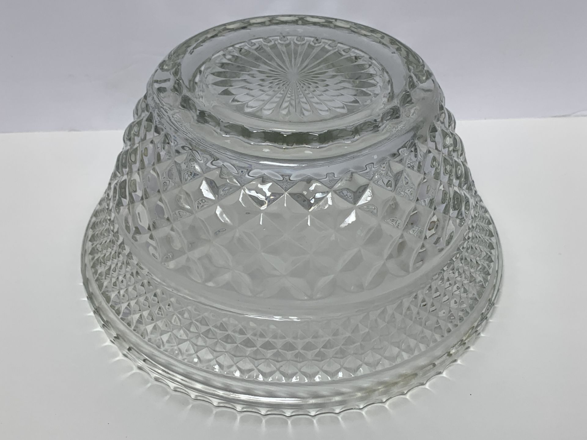 SET OF 5 ANTIQUE CRYSTAL BOWLS WITH DIAMOND CUT DETAILS - Image 4 of 8