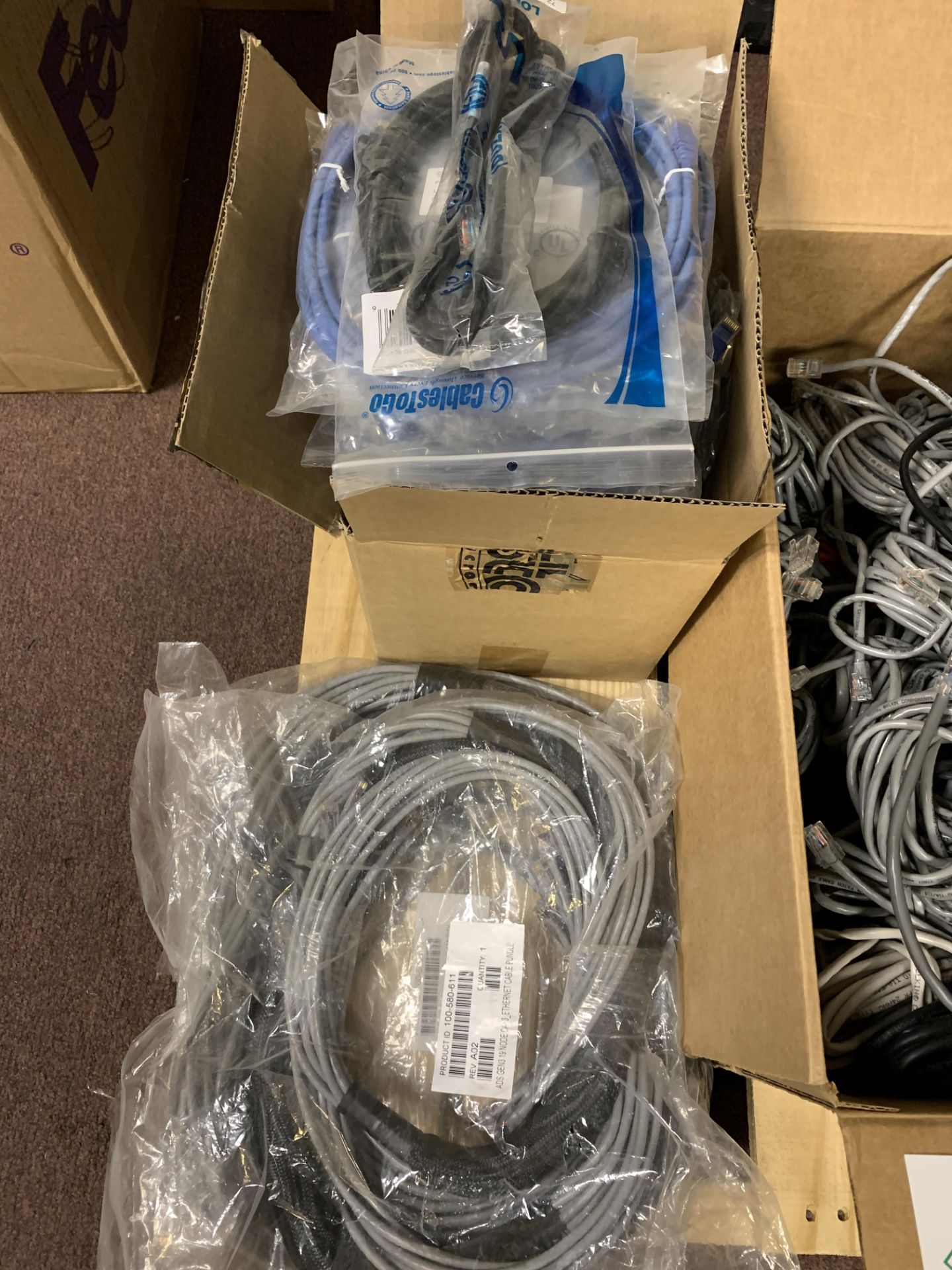 LOT OF MISC LENGTH CAT 5 NETWORK CABLES. ALL ITEMS ARE SOLD AS IS UNTESTED BUT CAME FROM A WORKING - Image 4 of 5