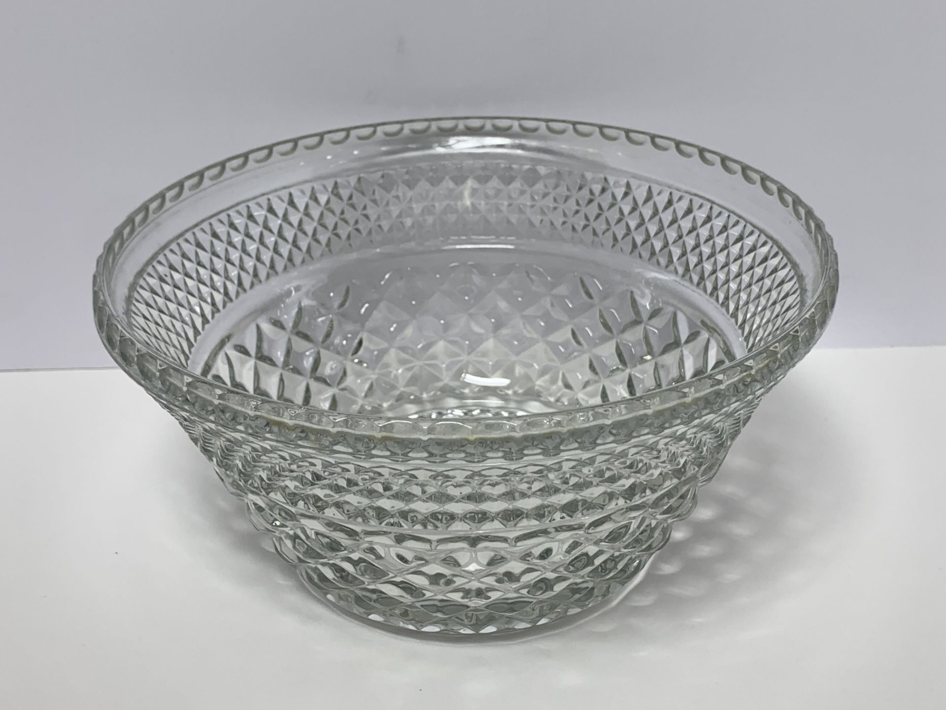 SET OF 5 ANTIQUE CRYSTAL BOWLS WITH DIAMOND CUT DETAILS - Image 2 of 8