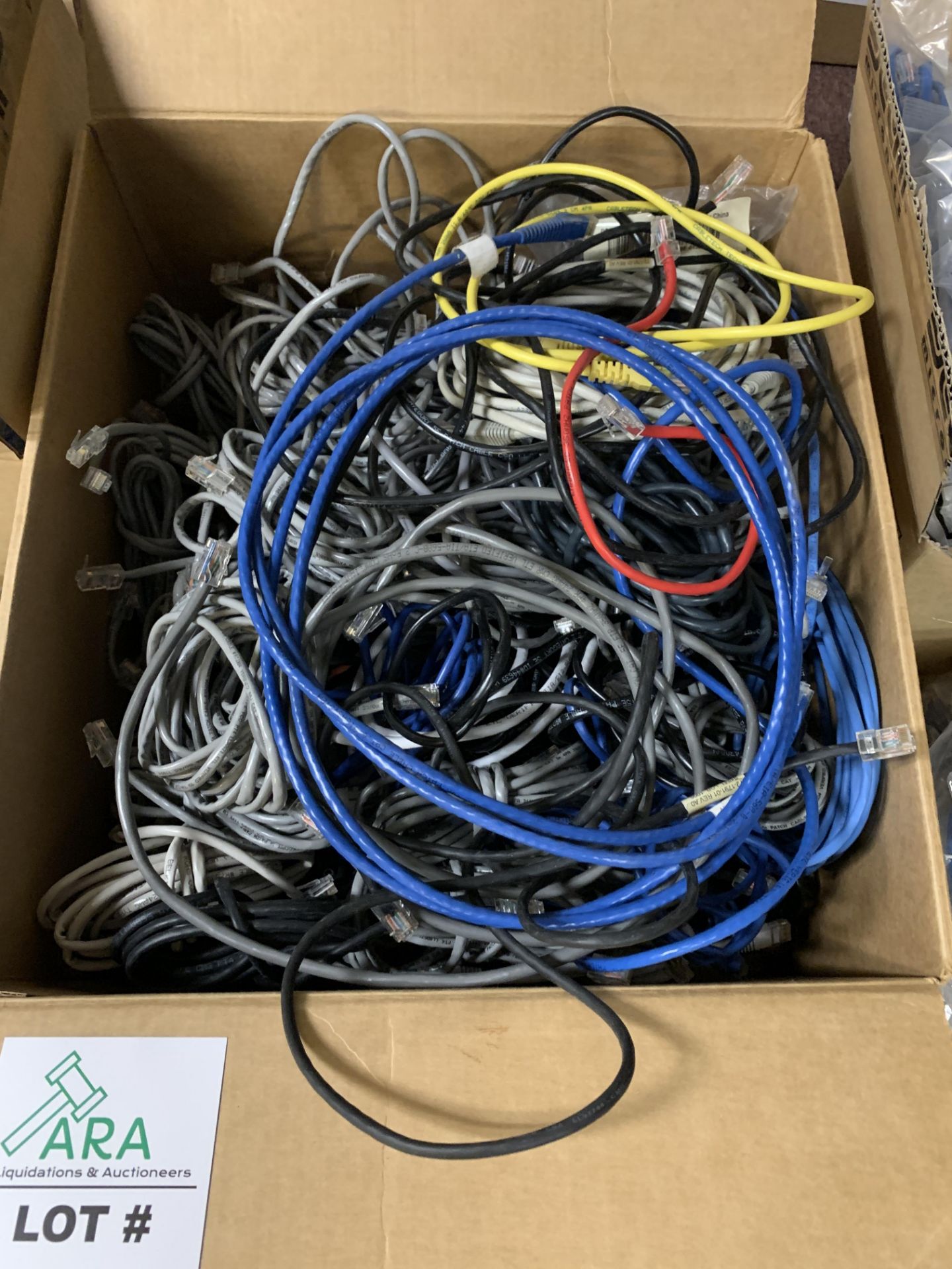 LOT OF MISC LENGTH CAT 5 NETWORK CABLES. ALL ITEMS ARE SOLD AS IS UNTESTED BUT CAME FROM A WORKING - Image 3 of 5