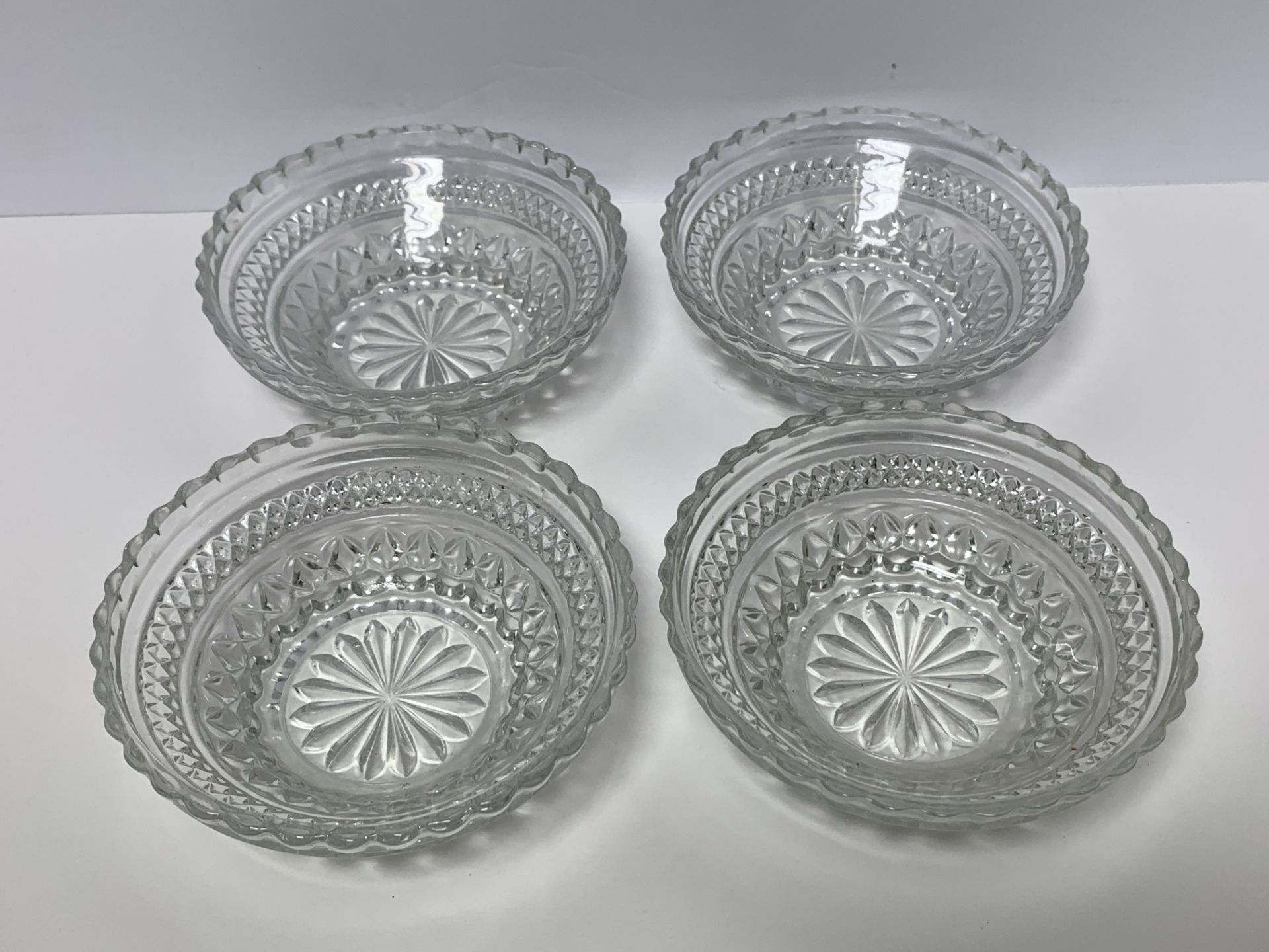 SET OF 5 ANTIQUE CRYSTAL BOWLS WITH DIAMOND CUT DETAILS - Image 5 of 8