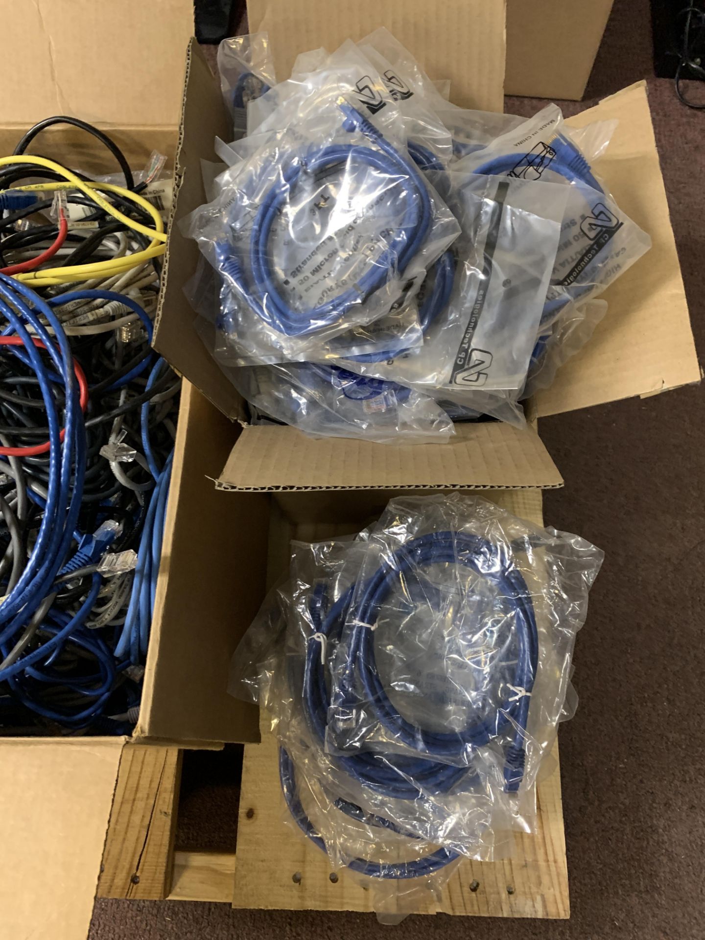 LOT OF MISC LENGTH CAT 5 NETWORK CABLES. ALL ITEMS ARE SOLD AS IS UNTESTED BUT CAME FROM A WORKING - Image 2 of 5