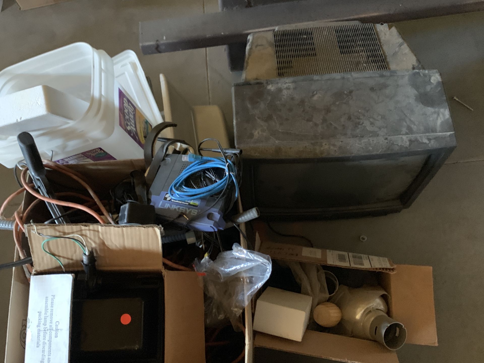 Mixed lot including: TV, Router, Electronics, etc. *If won, available for Las Vegas pick up only - Image 3 of 3