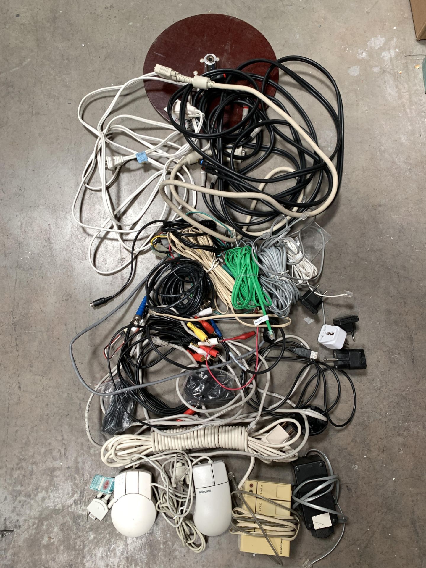Mixed lot of cables, phone cords and parts, and mouse components - Image 2 of 4