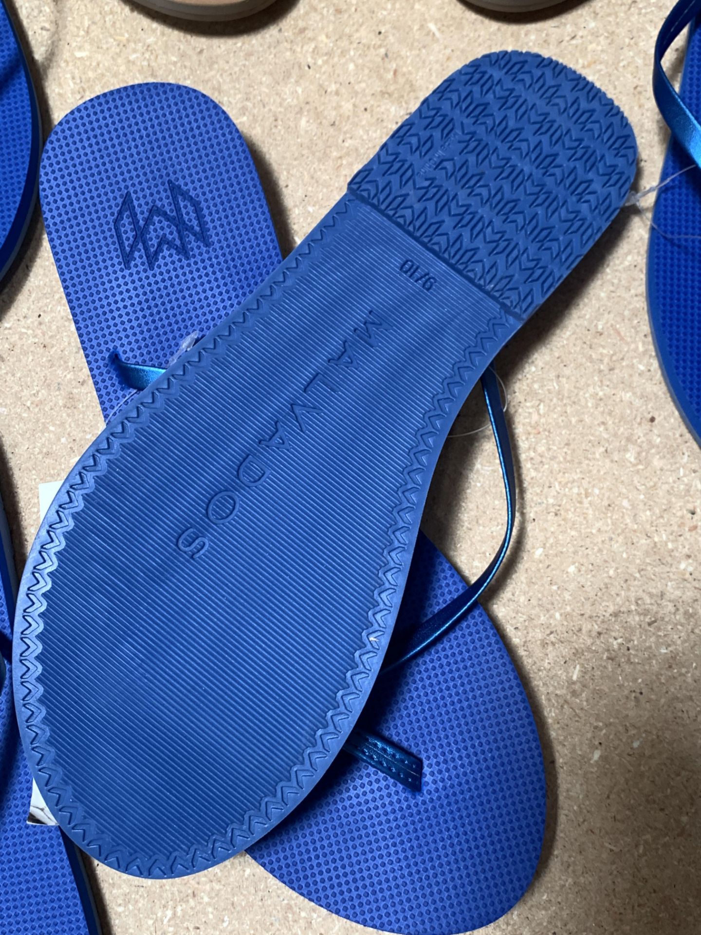 8 Pairs Malvados Flip Flip Sandals, New, Various Sizes. Lux Grace and Icon Tori (Retail Value $337) - Image 7 of 8