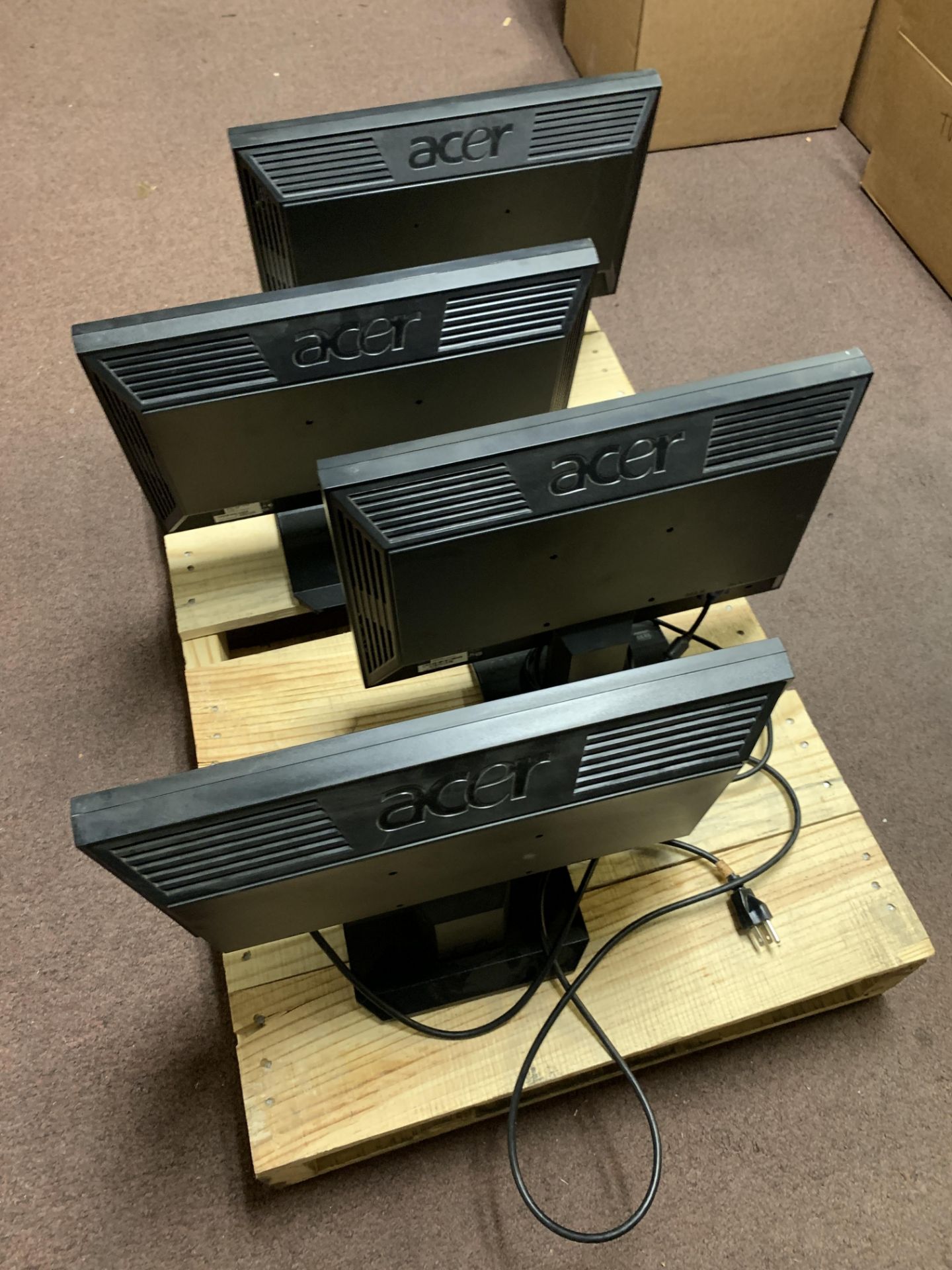 4 ACER V193W MONITORS.  ALL ITEMS ARE SOLD AS IS UNTESTED BUT CAME FROM A WORKING ENVIRONMENT. NOT - Image 2 of 4