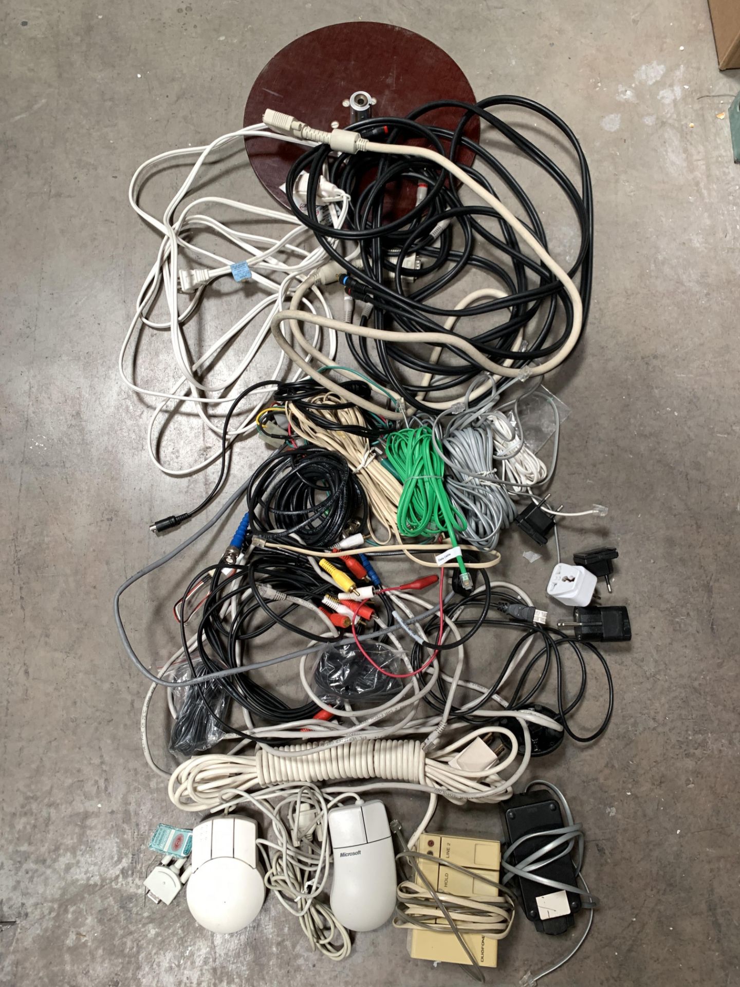 Mixed lot of cables, phone cords and parts, and mouse components - Image 3 of 4