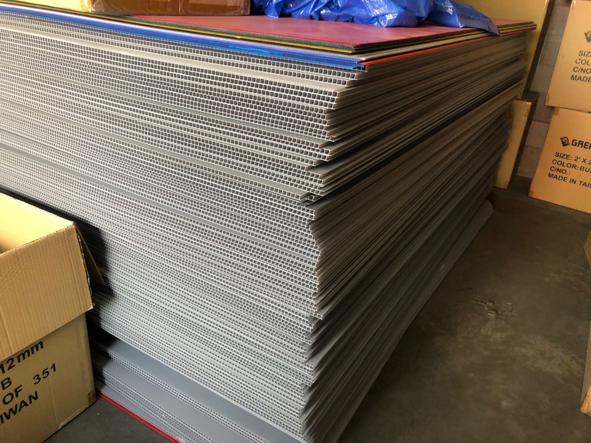 Lot of 250+ of 8'x4' Corrugated Plastic Sheets, Wholesale Value $10,000+ **Las Vegas Pick Up - Image 3 of 6