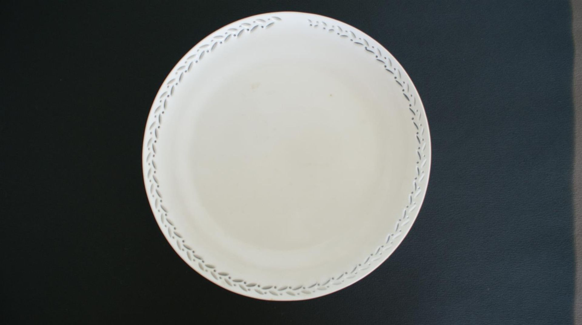 Assiette en porcelaine fine ajourée marquée CN 98. Provenance: par descendance de [...]