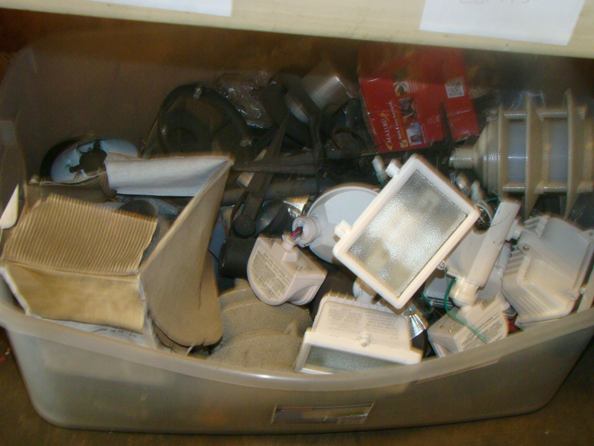 Tote of Various Floodlights/Misc