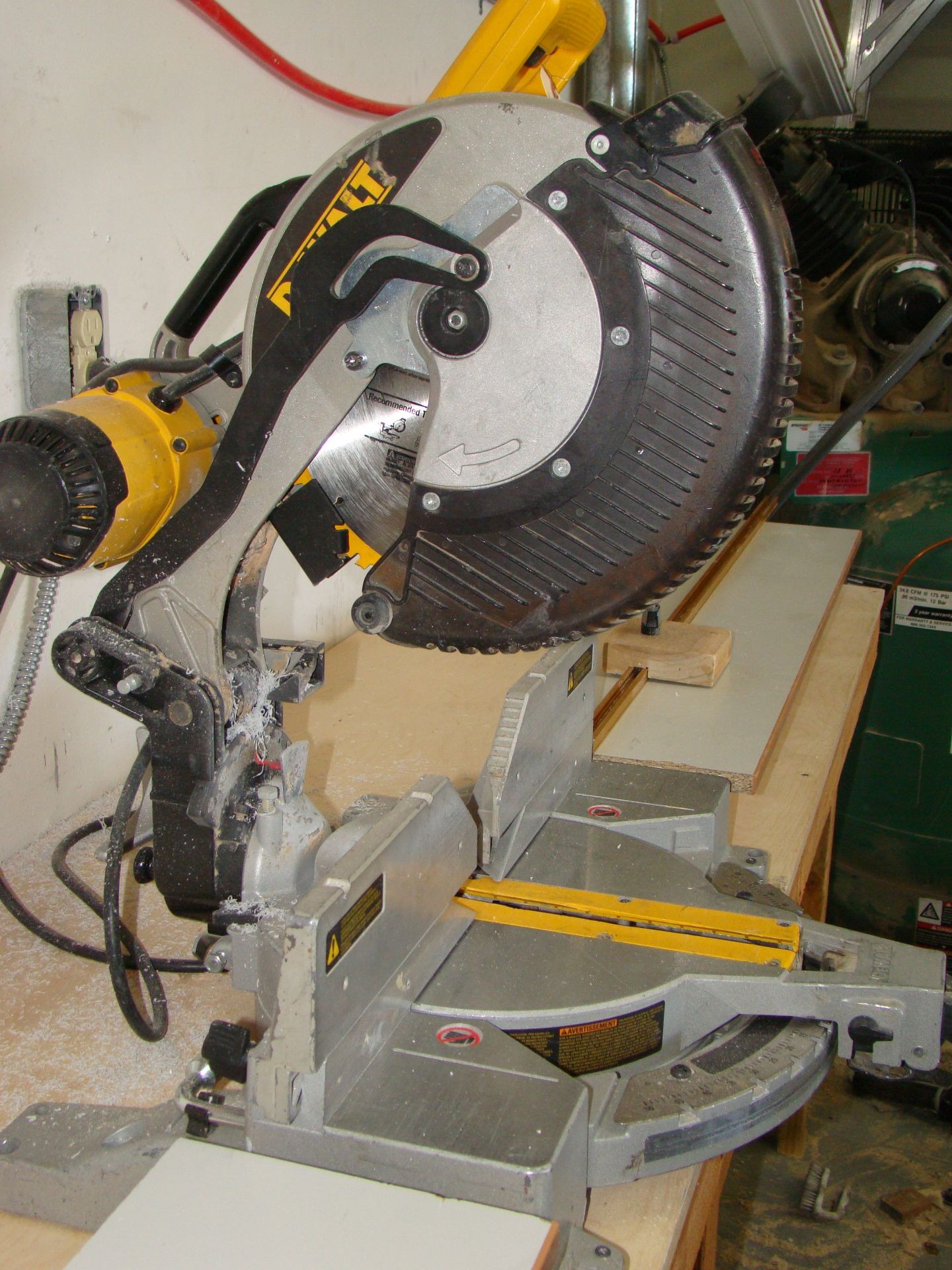 DeWalt DW716 12" Double-bevel compound Miter Saw & Table - Image 5 of 6