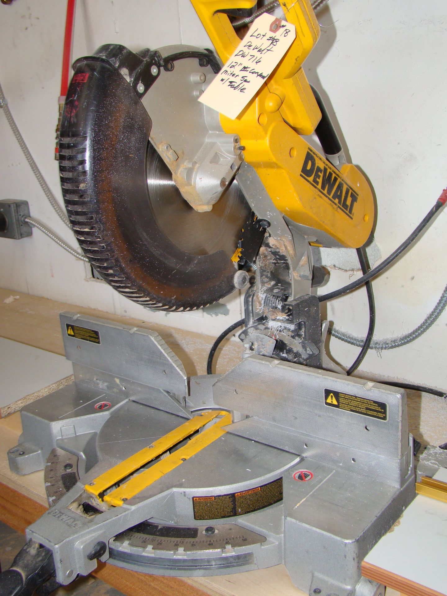 DeWalt DW716 12" Double-bevel compound Miter Saw & Table - Image 4 of 6