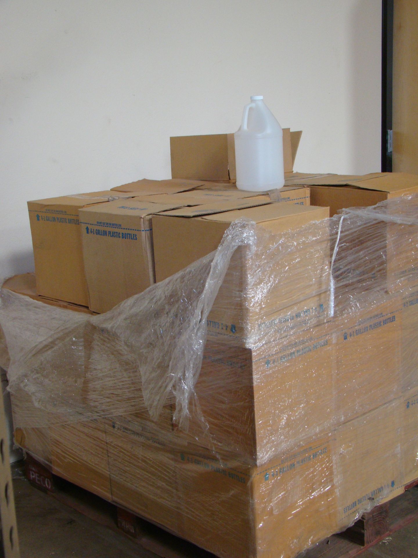 120 + 1 gallon Empty Plastic Bottles - 1 pallet - Bild 4 aus 5