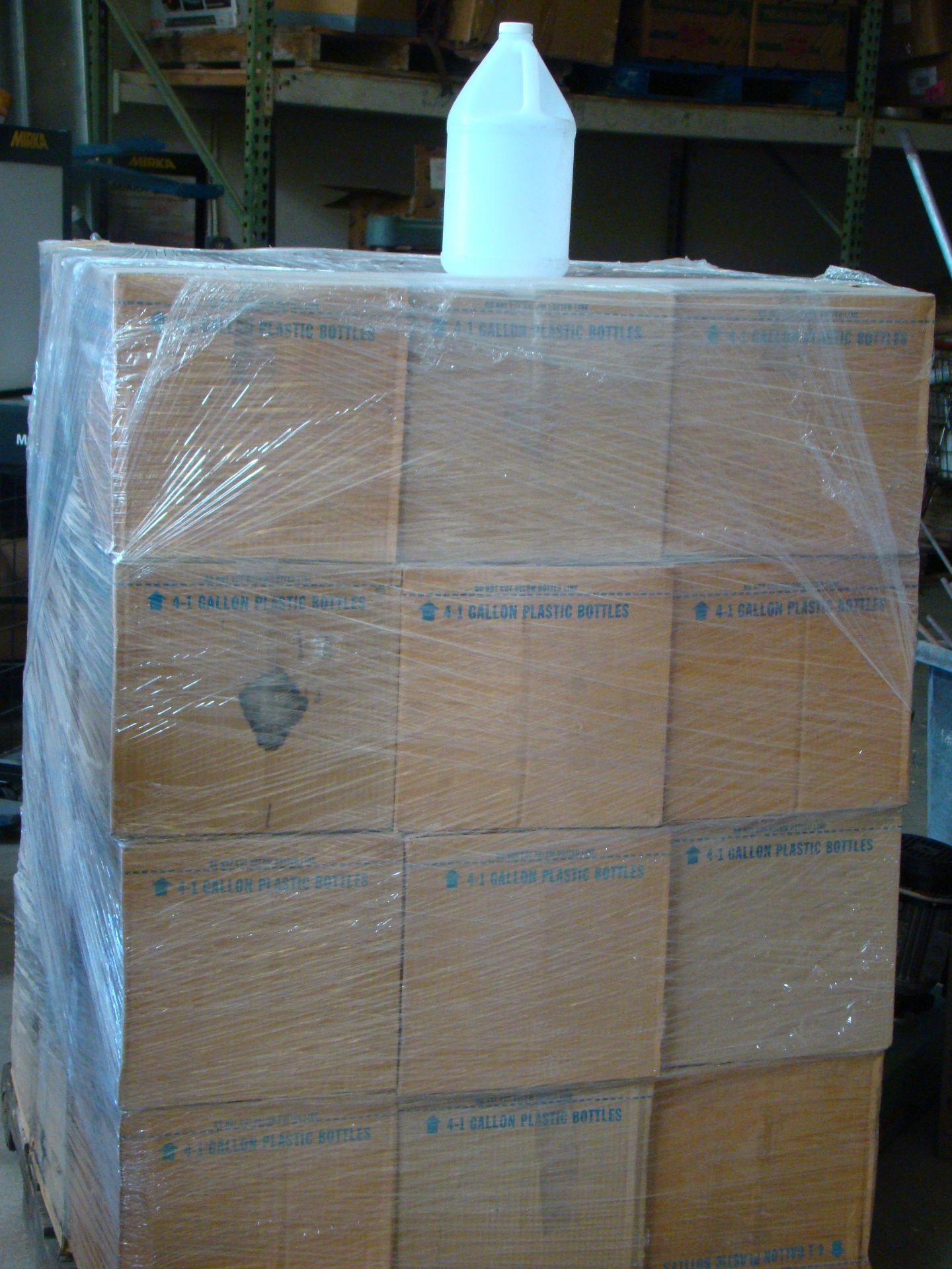 120 + 1 gallon Empty Plastic Bottles - 1 pallet - Bild 2 aus 3