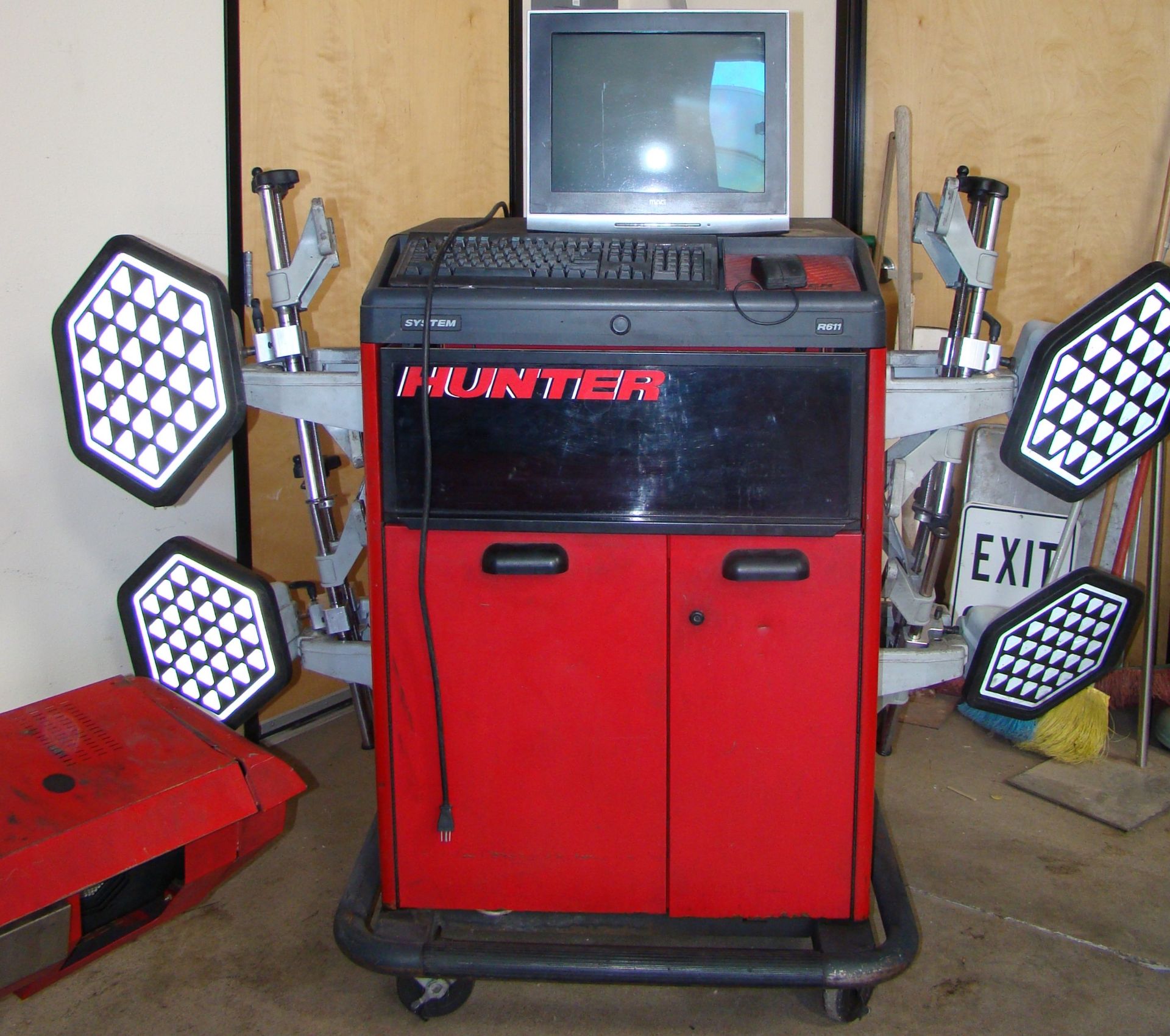 Hunter DSP400 Alignment Machine, 4-DSP 400 sensors, compter, & mobile cart on wheels - Image 2 of 11