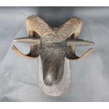 Rams head, with original horn, canted, on wooden plinth, 18/19 century.40x33 cm