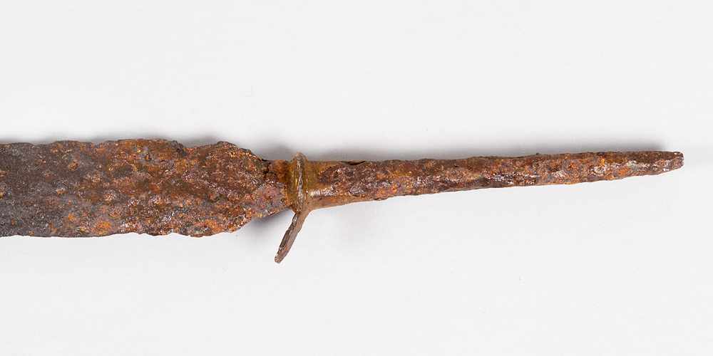 Medieval Iron SwordMedieval iron sword, rusty demages handgrip missing possibly celtic periode. - Image 3 of 3