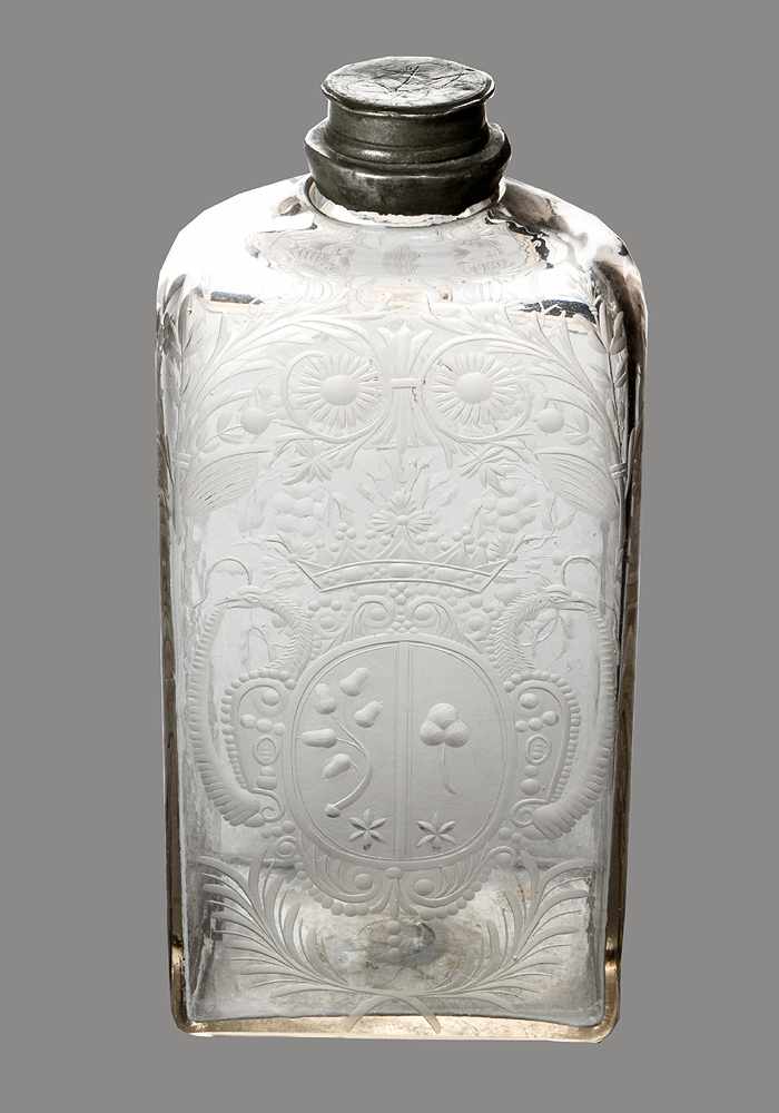 Saxonian glass FlaskSaxonian glass flask, canted shape, transparent with pewter scrweable plug, on - Image 2 of 3