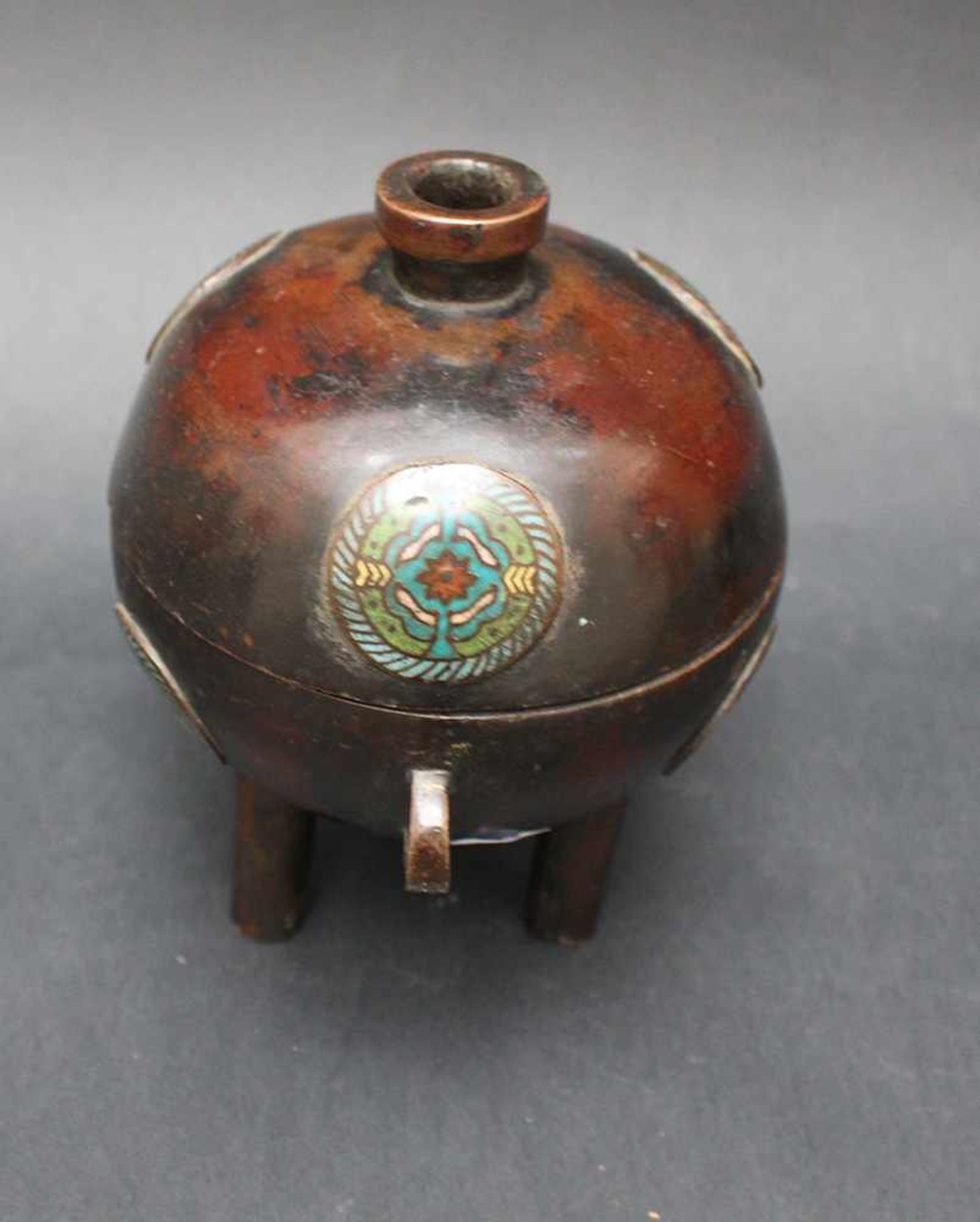 Asian Bronze vessel on three legs,with cloisonné enamel, Ming Dynasty16cmThis is a timed auction - Bild 3 aus 3