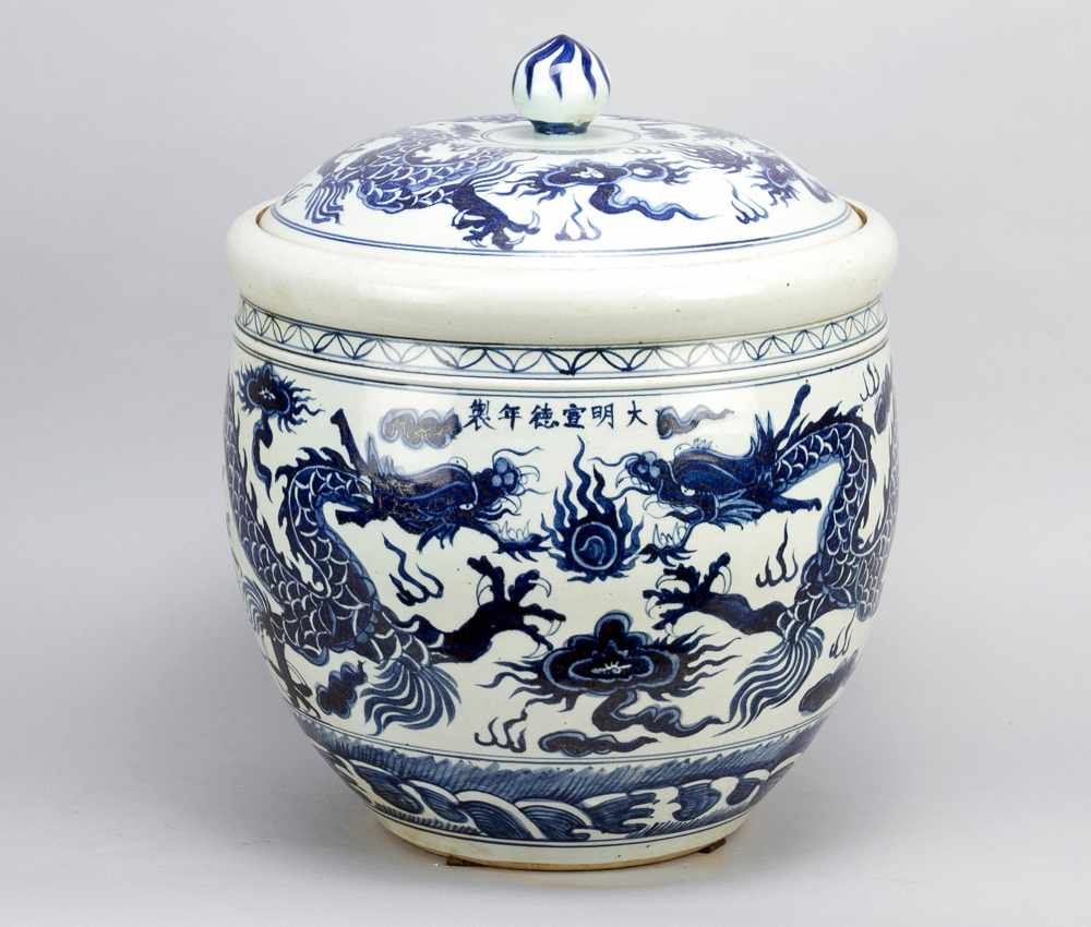 Large Chinese Porcelain pot with lid, painted, Qing Dynasty40cmThis is a timed auction on our German - Image 2 of 3