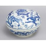 Chinese Porcelain round Box, painted, Qing Dynasty30x20cmThis is a timed auction on our German