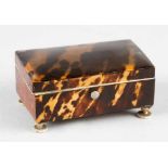 tortoiseshell box, lid ,I, feeds,19. Century8cmThis is a timed auction on our German portal lot-