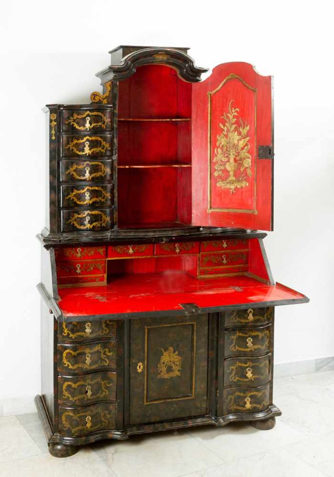 Lacca Povera secretaire,fall front, drawers, curved shape,original locks and gilded mounts, inside - Bild 2 aus 3