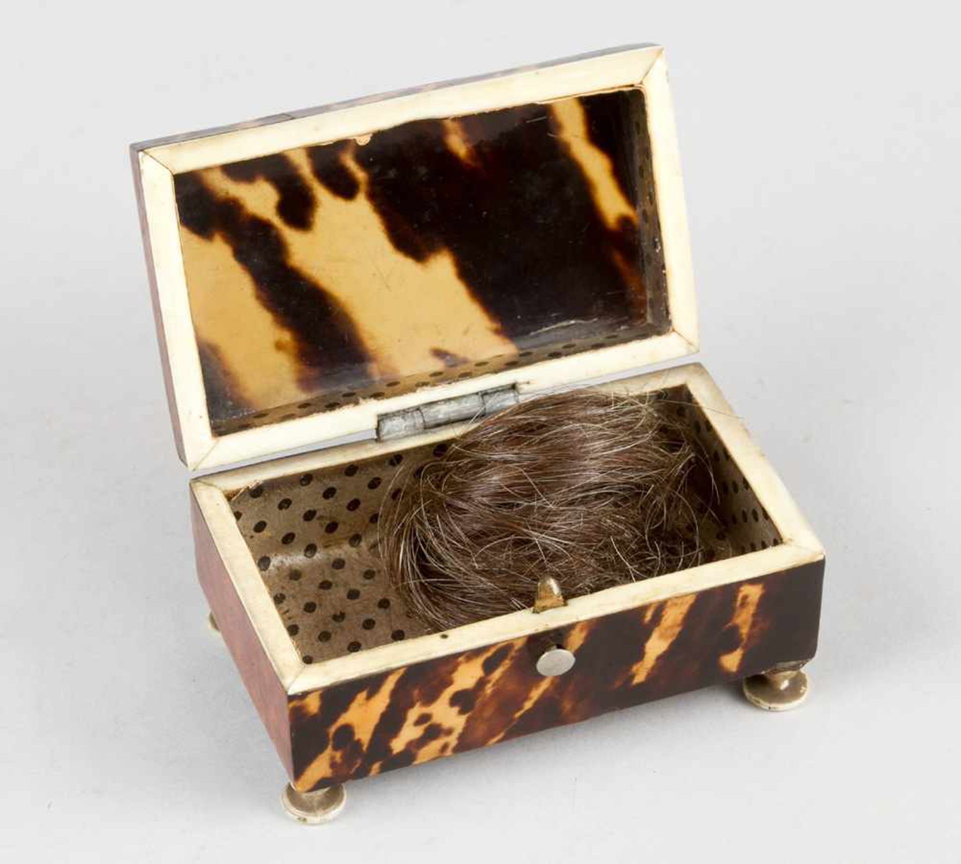 tortoiseshell box, lid ,I, feeds,19. Century8cmThis is a timed auction on our German portal lot- - Bild 2 aus 3