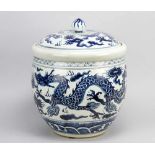 Large Chinese Porcelain pot with lid, painted, Qing Dynasty40cmThis is a timed auction on our German