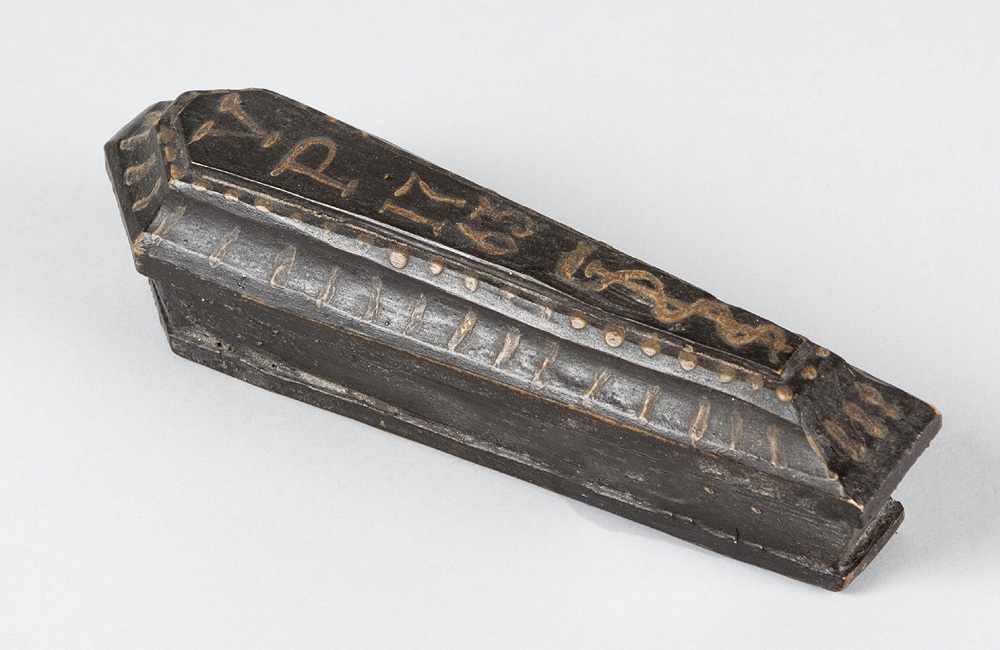 Miniature, Sarcophagus with carved bone skeleton, wood painted, 18./19. century15cmThis is a timed - Image 3 of 3