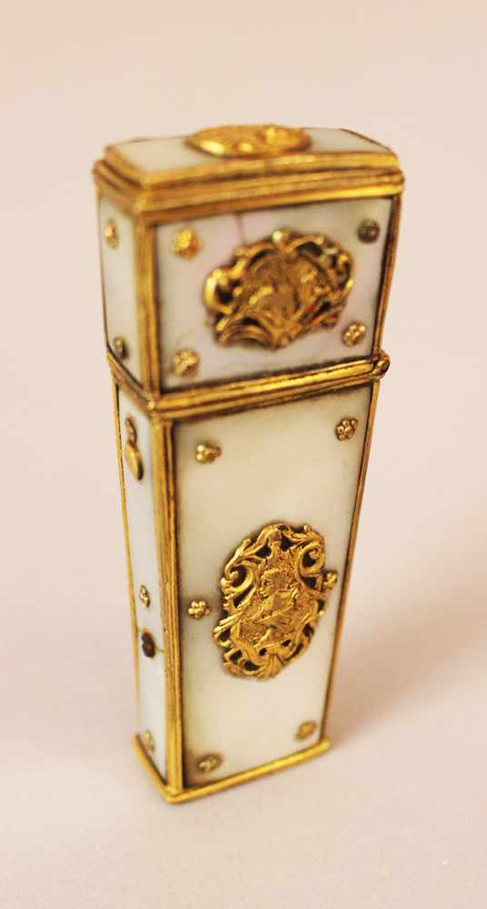 Necessaries box, mother of pearl gilded bronze, 18. century10cmThis is a timed auction on our German - Image 2 of 3