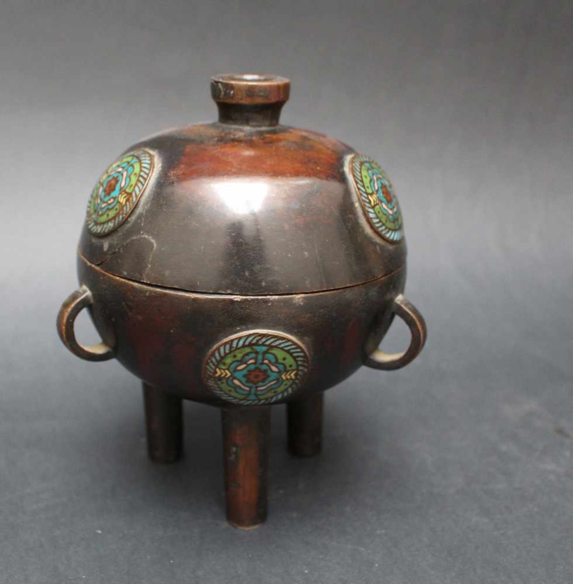 Asian Bronze vessel on three legs,with cloisonné enamel, Ming Dynasty16cmThis is a timed auction - Bild 2 aus 3