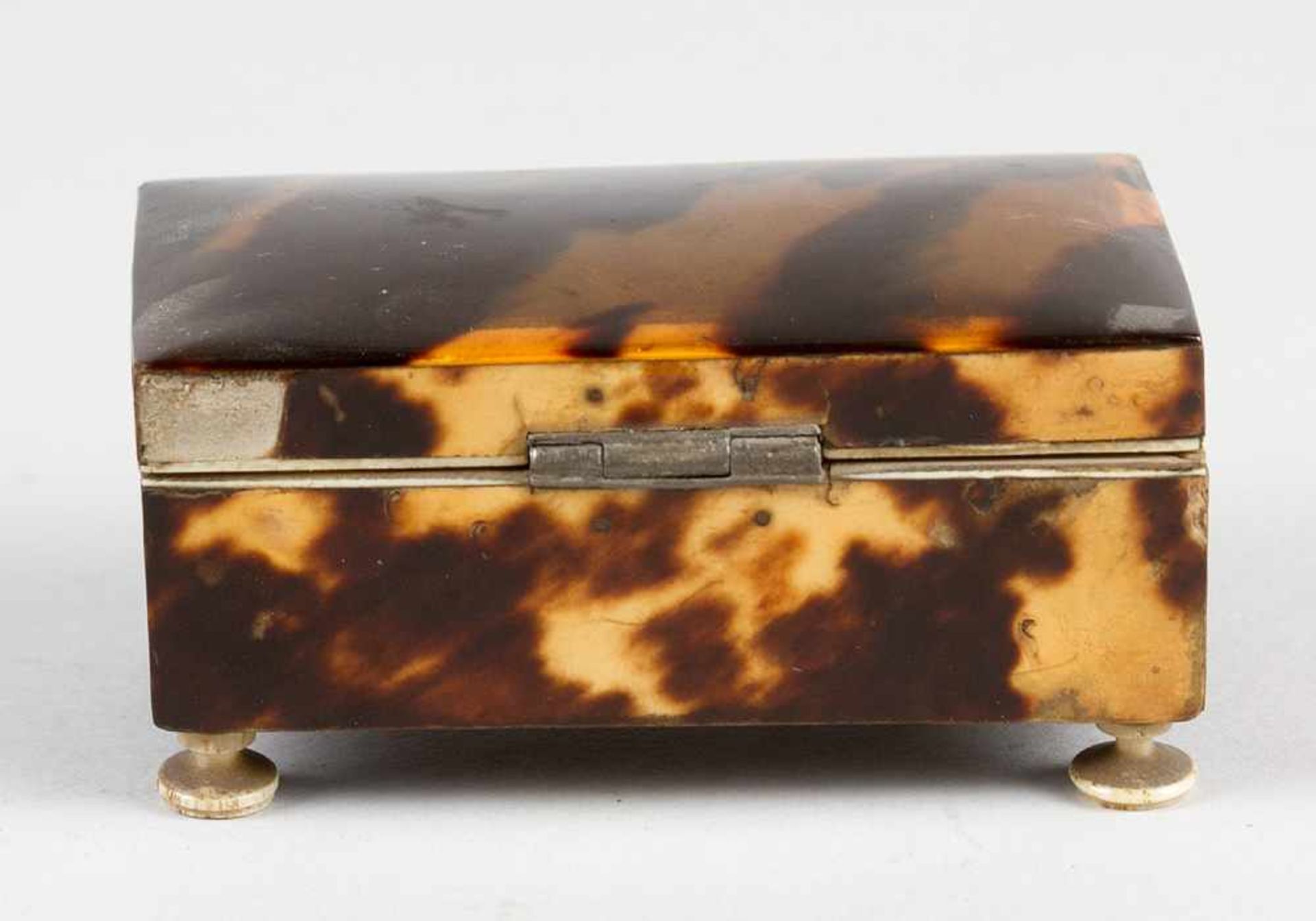 tortoiseshell box, lid ,I, feeds,19. Century8cmThis is a timed auction on our German portal lot- - Bild 3 aus 3