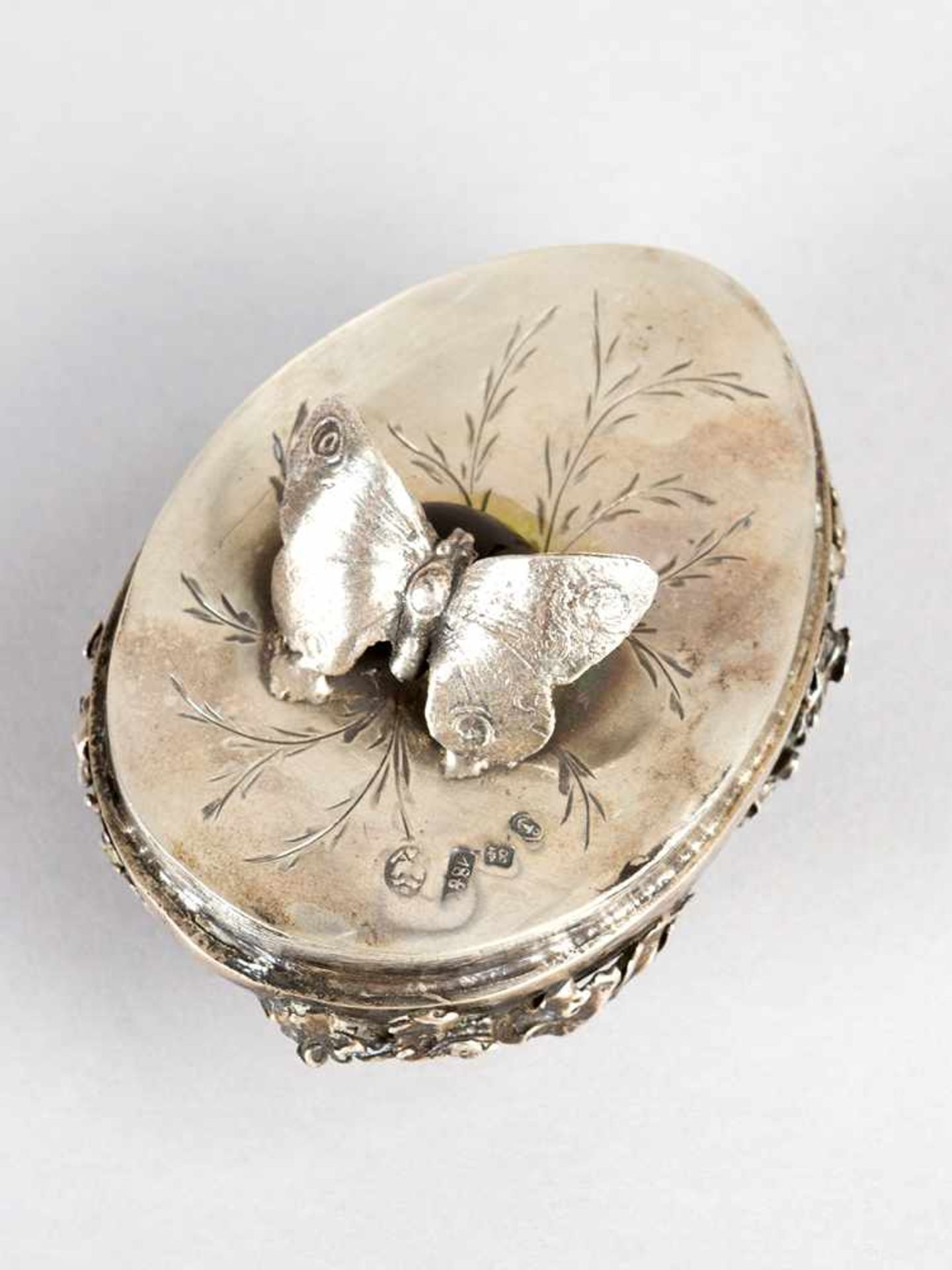 Russian silver egg. Egg-shape with open work lid. In the centre a elegant lady with flowers - Bild 3 aus 3