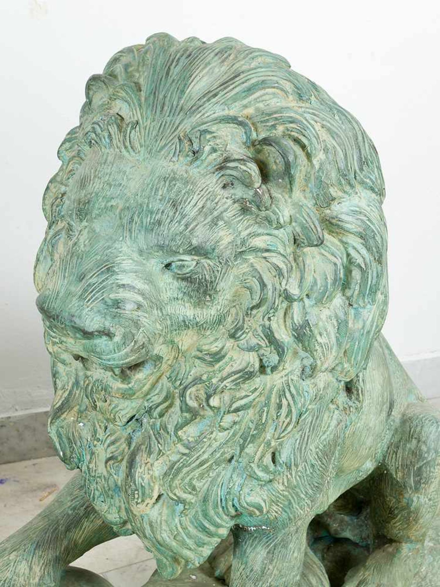 Pair of large bronze lions in sitting position with ball in paw on rectangular integrated bases. - Bild 2 aus 3