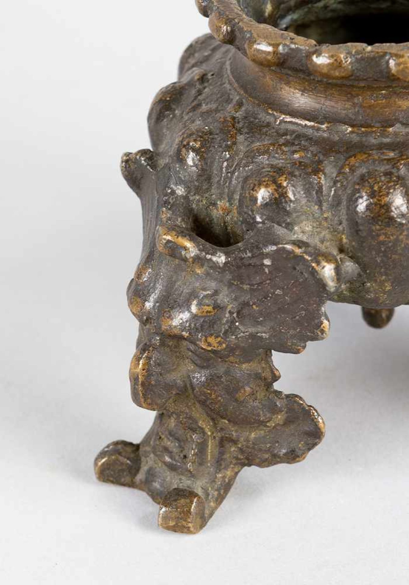 Venetian inkwell, on three feeds designed as mask heads, round fluted bowl, bronze cast with - Bild 3 aus 3