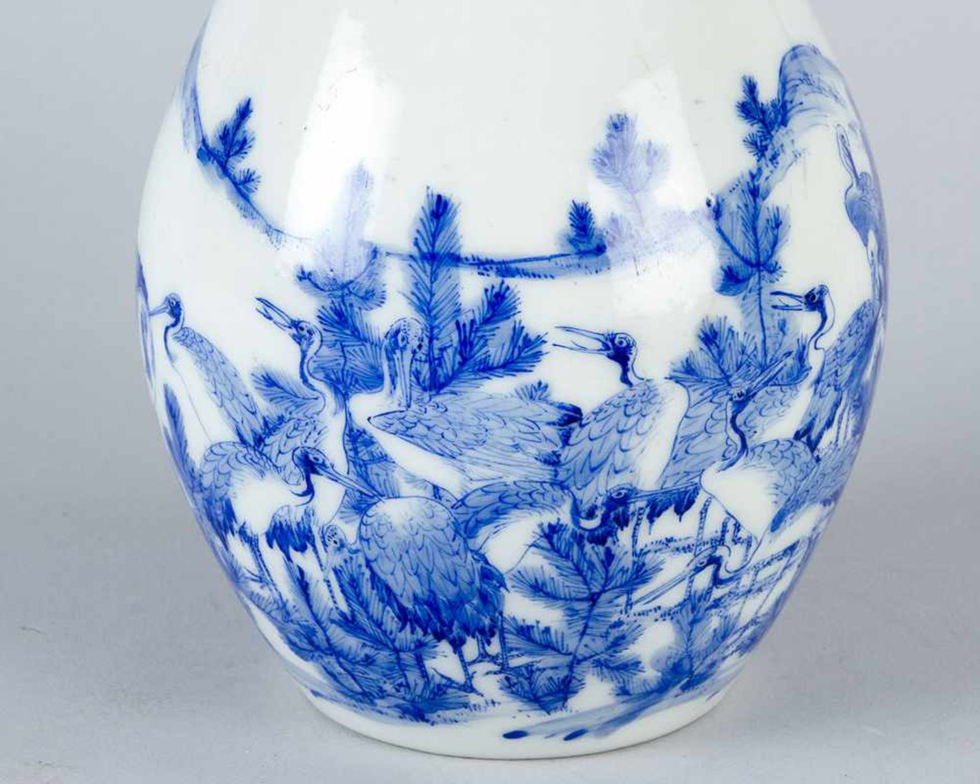 Chinese bottle, long neck painted with blue birds in landscape and decorations on white ground glaze - Bild 2 aus 3