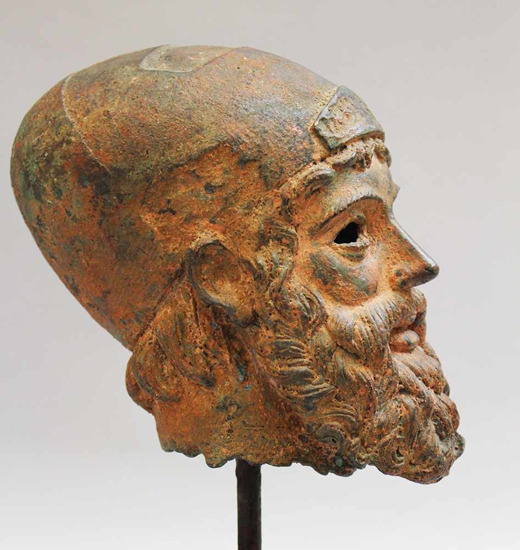 Male Bronze head of a bearded man with hat. Bronze-cast with verdigris and original patina. Eyes - Bild 3 aus 3