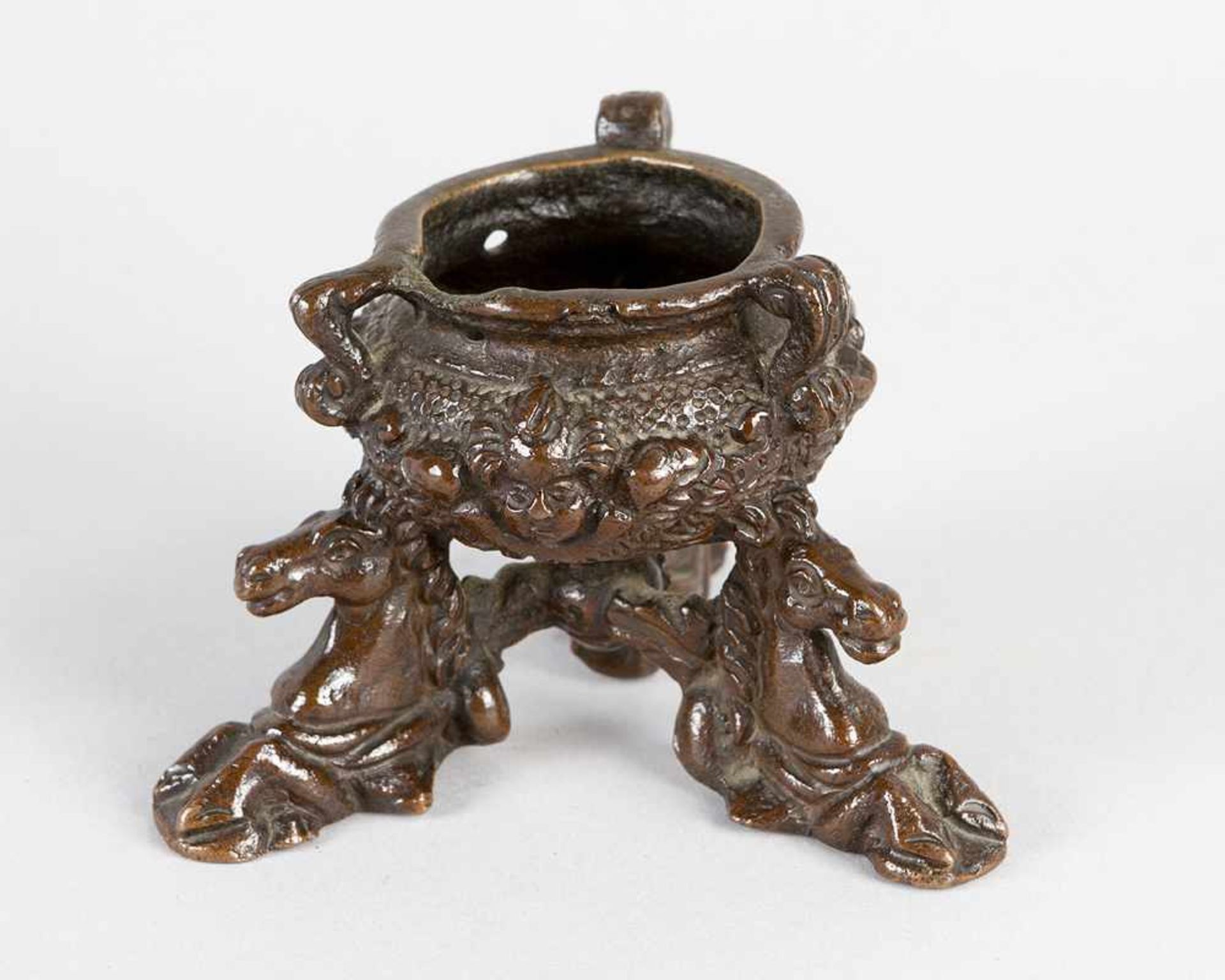 Venetian Inkwell with three feet in the form of horses. Central bowl with angels and volutes. Bronze - Bild 2 aus 3