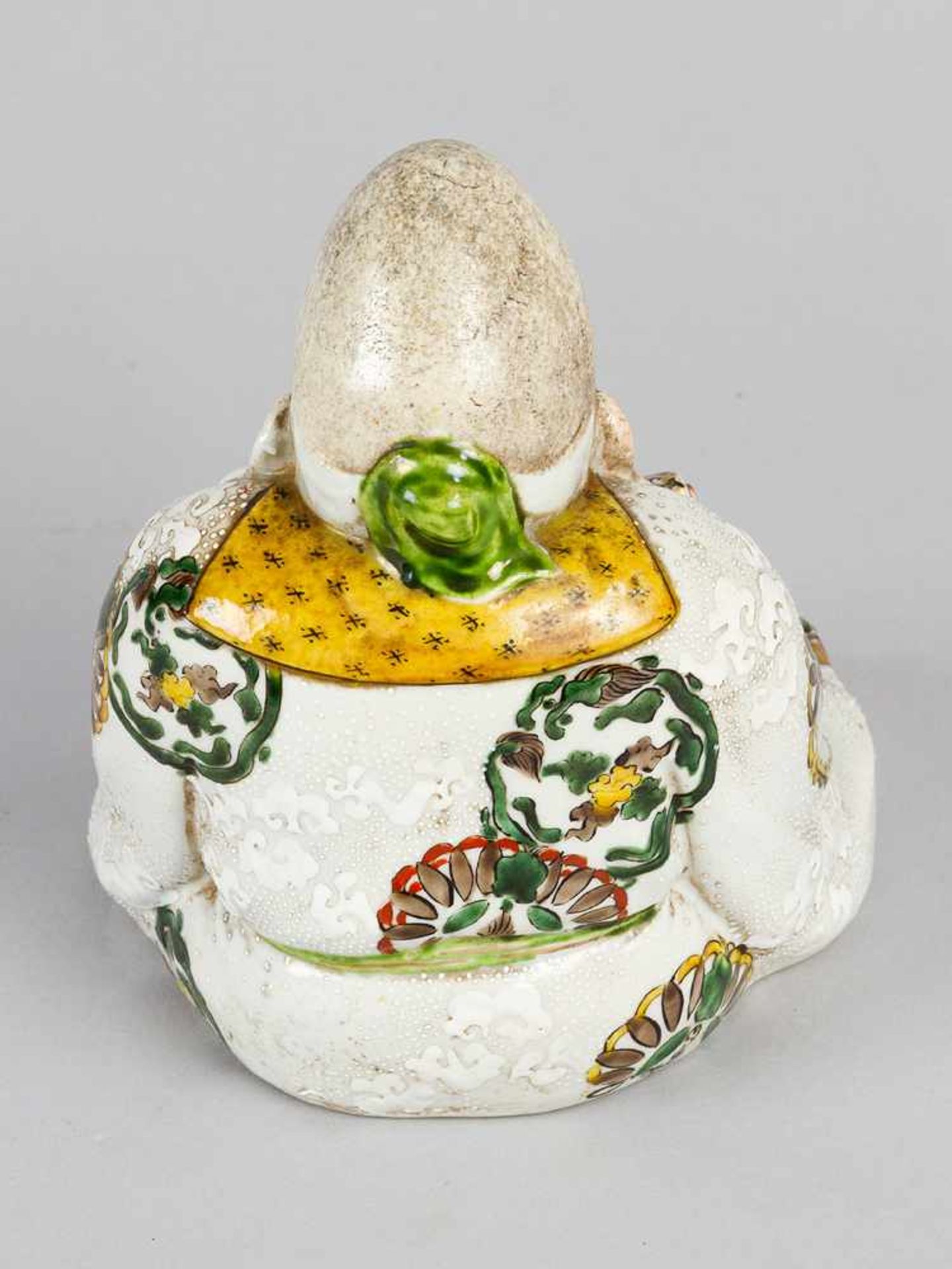 Chinese Porcelain figure of a wise men with script-role and coat, partly painted and glazed. 19th - Bild 3 aus 3