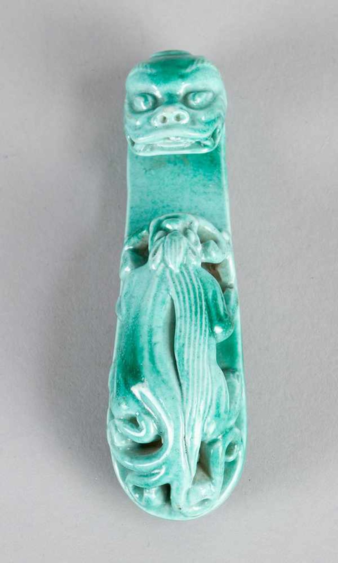 Chinese clasp Ceramic in classical shape with face and dragon design. Glazed in seladon technique. - Bild 2 aus 3