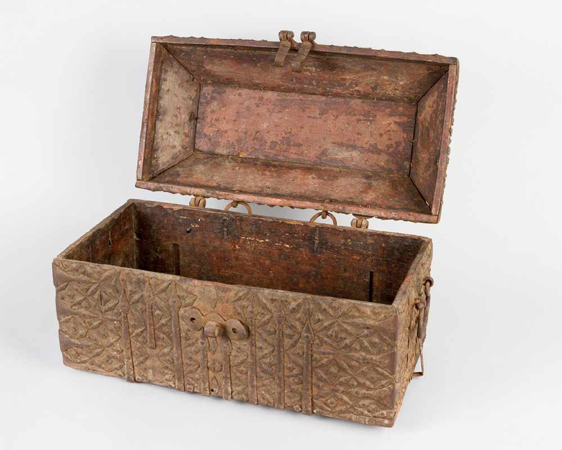 Spanish casket in rectangular shape with one lid to be opened. Iron side grips and lock system. - Bild 3 aus 3