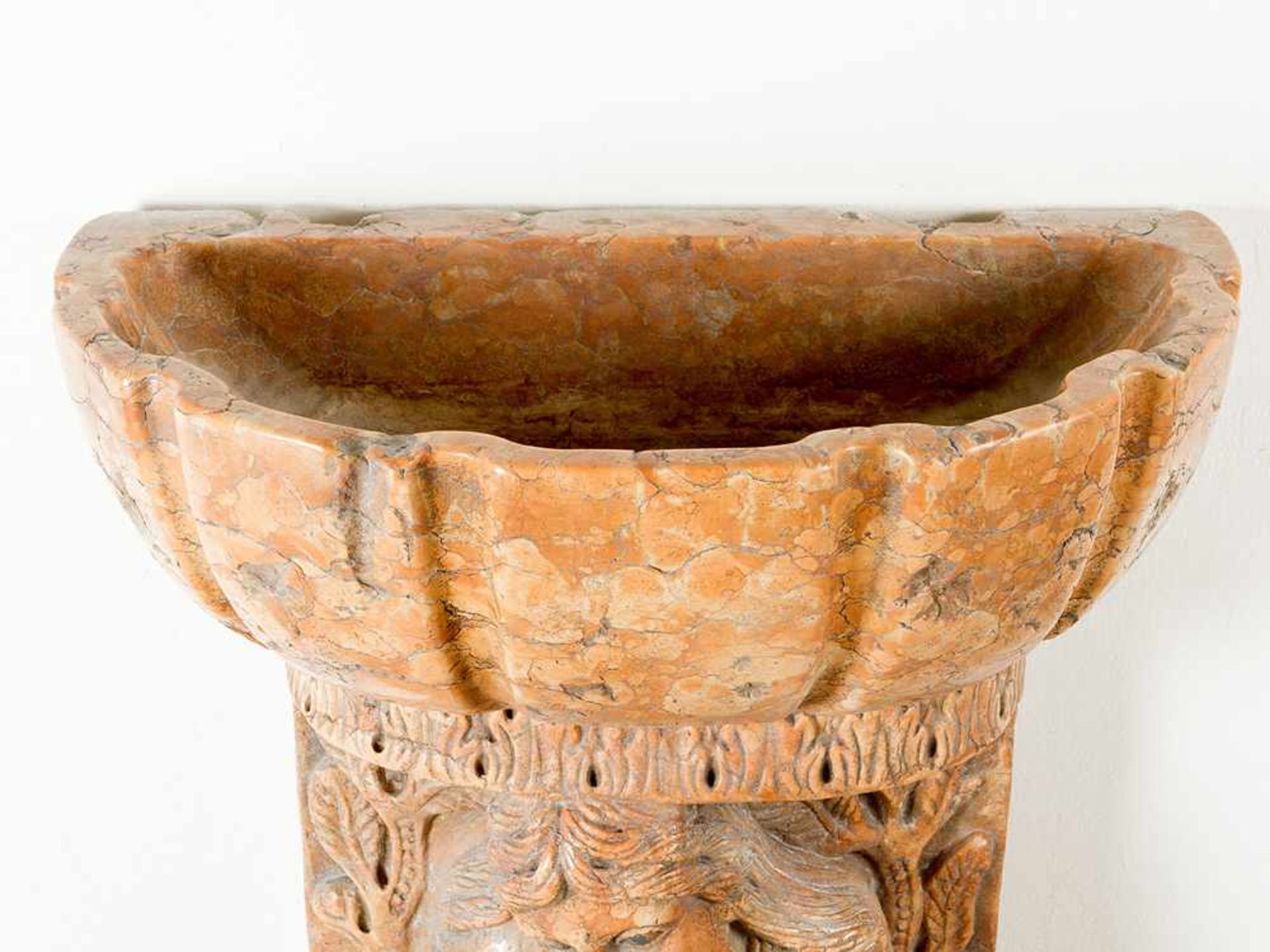 Early marble Basin with deeply and richly sculpted feet with wild men and floral decorations on - Bild 2 aus 3