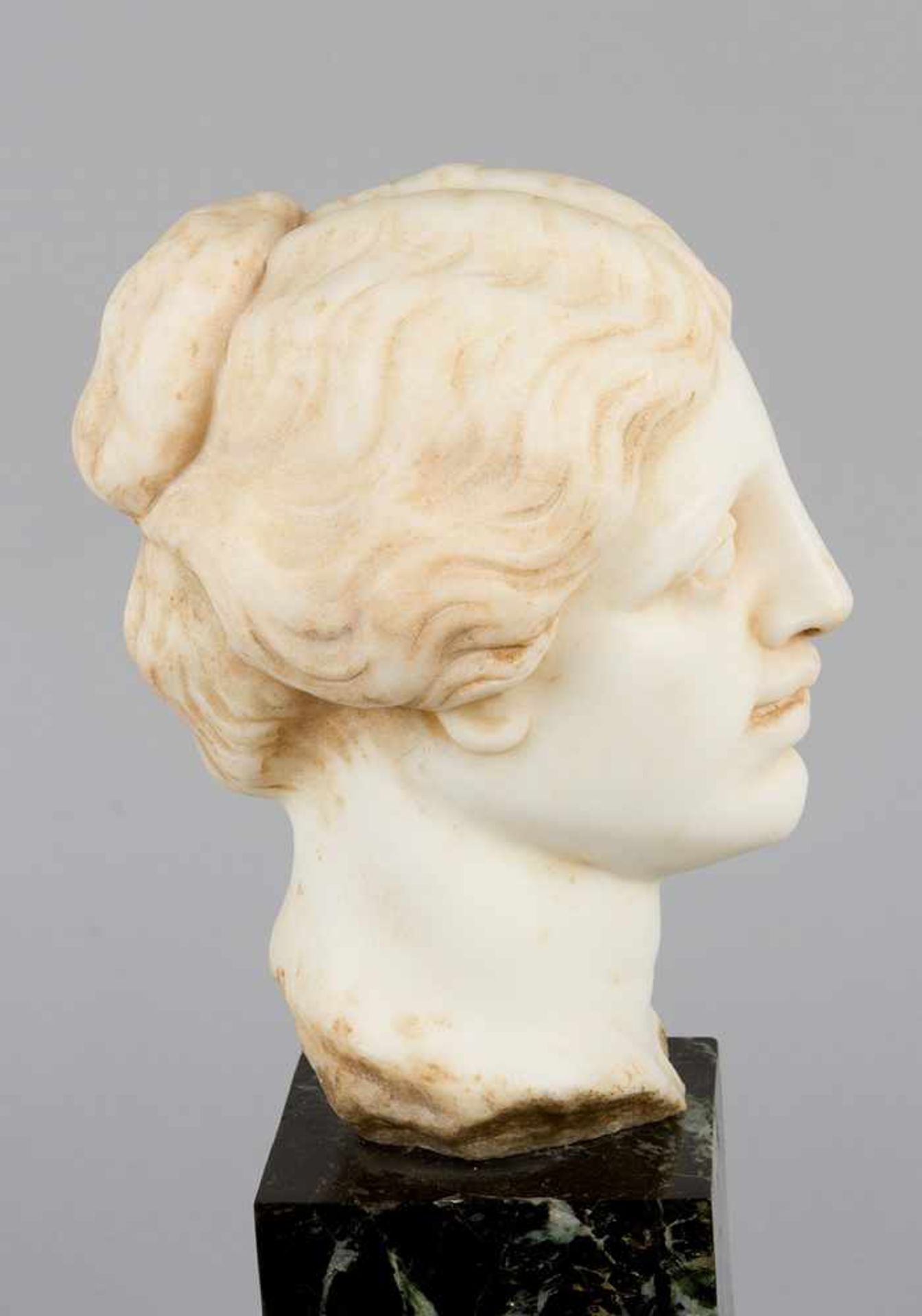 Female marble head in ancient manner. White marble, finely sculpted with waved hairs on later - Bild 2 aus 3