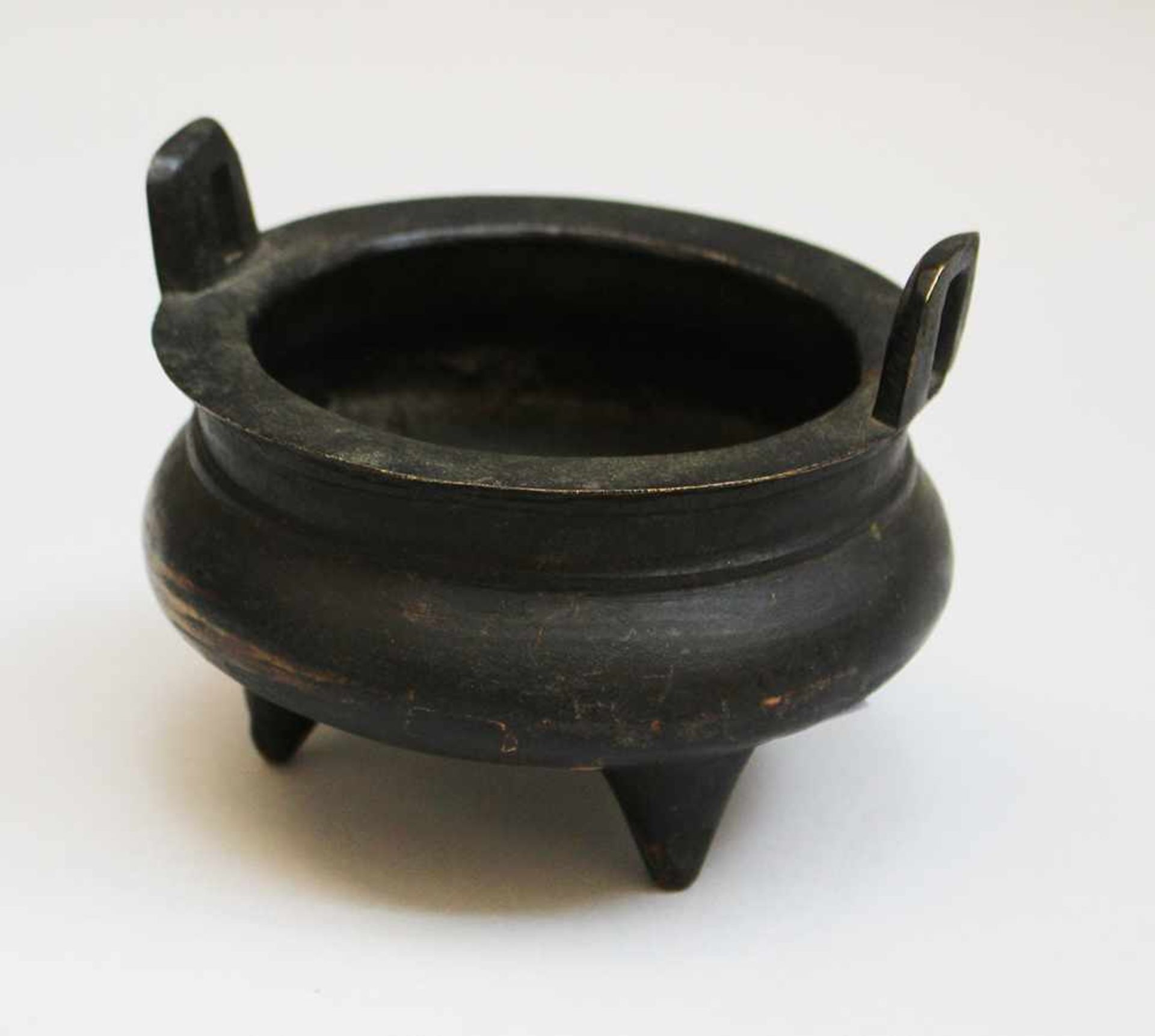 Asian bronze vessel on three legs round bowed bowl with two side-grips. On the underside side, six - Bild 2 aus 3