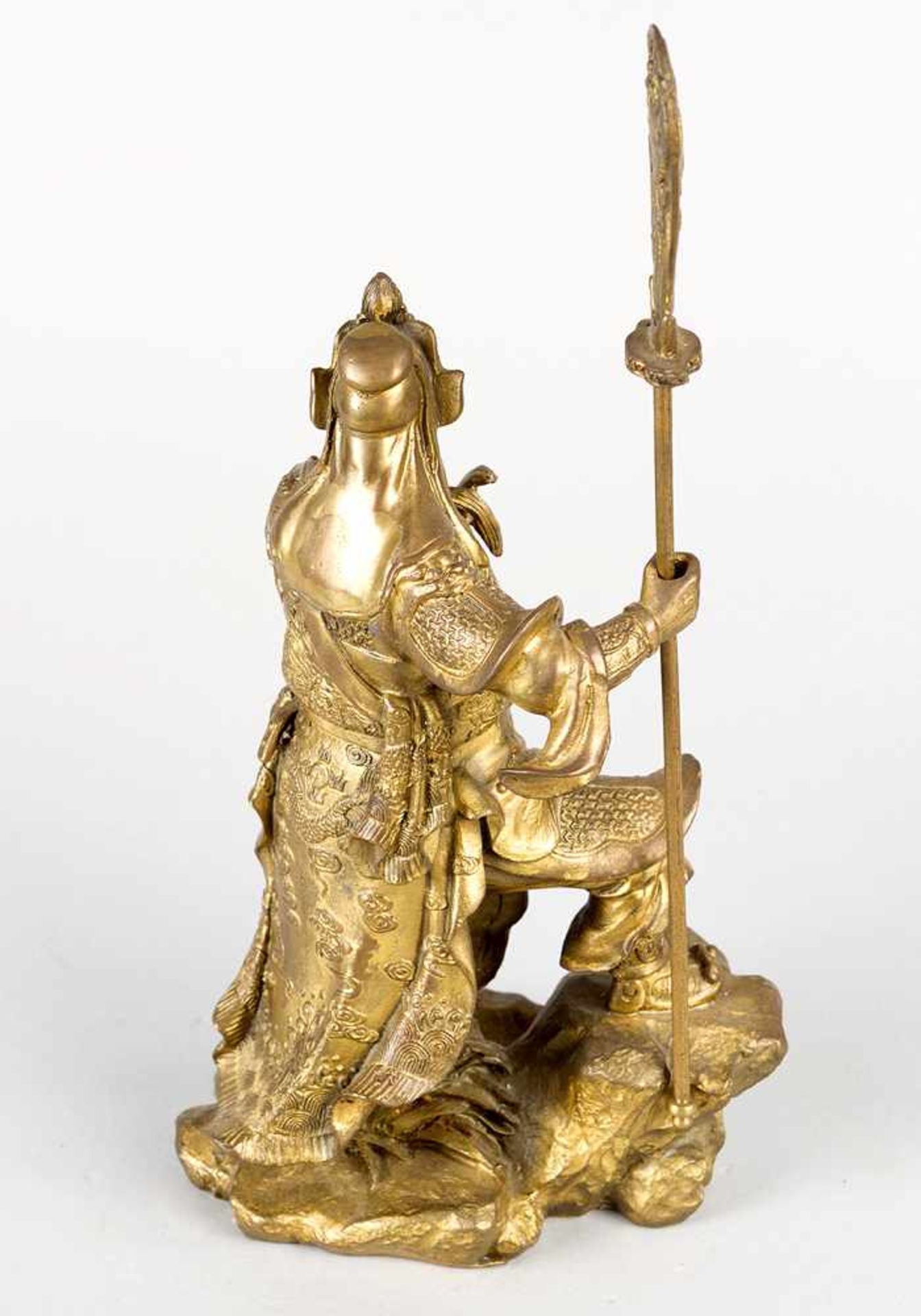 Chinese warrior in standing position with spear on naturalistic base in traditional dress. Bronze - Bild 3 aus 3