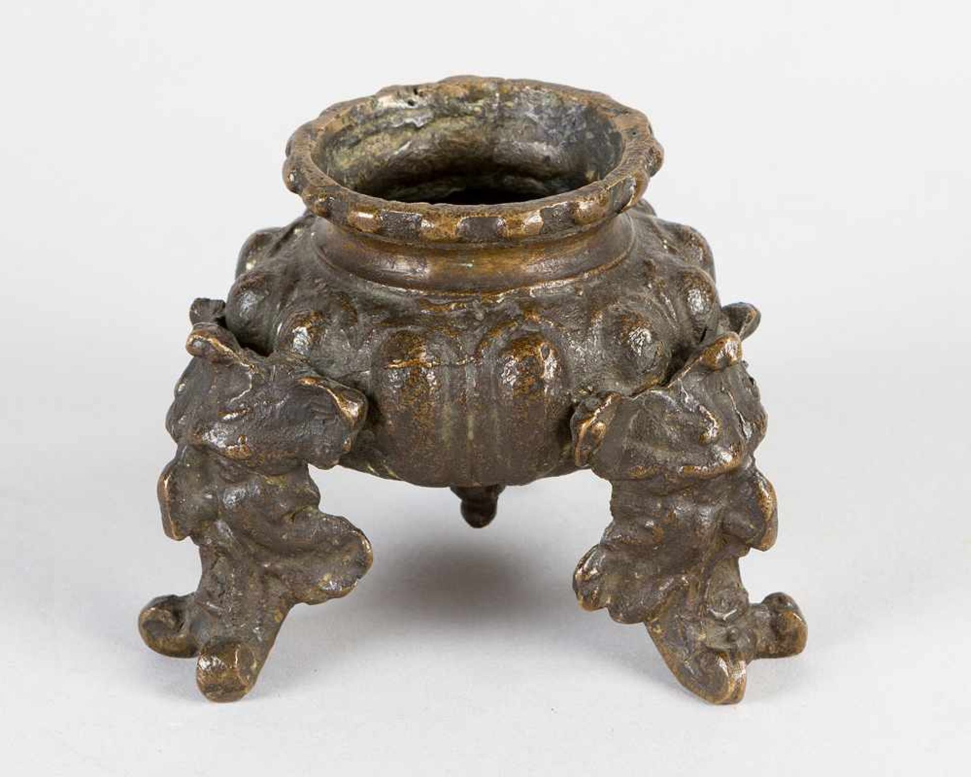 Venetian inkwell, on three feeds designed as mask heads, round fluted bowl, bronze cast with